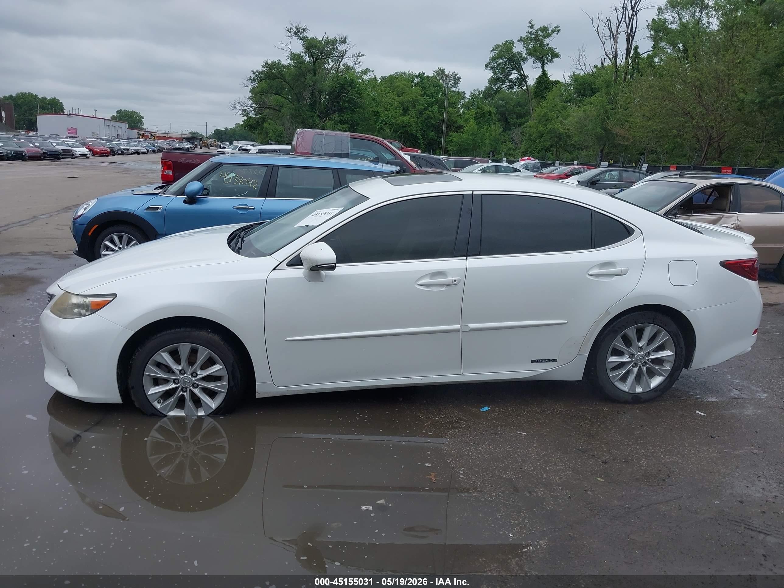 2013 Lexus Es 300h   White vin: JTHBW1GG6D2028667
