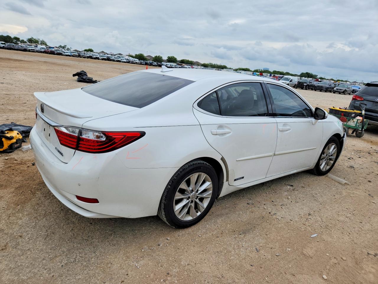 2014 Lexus Es 300h White vin: JTHBW1GG7E2055510