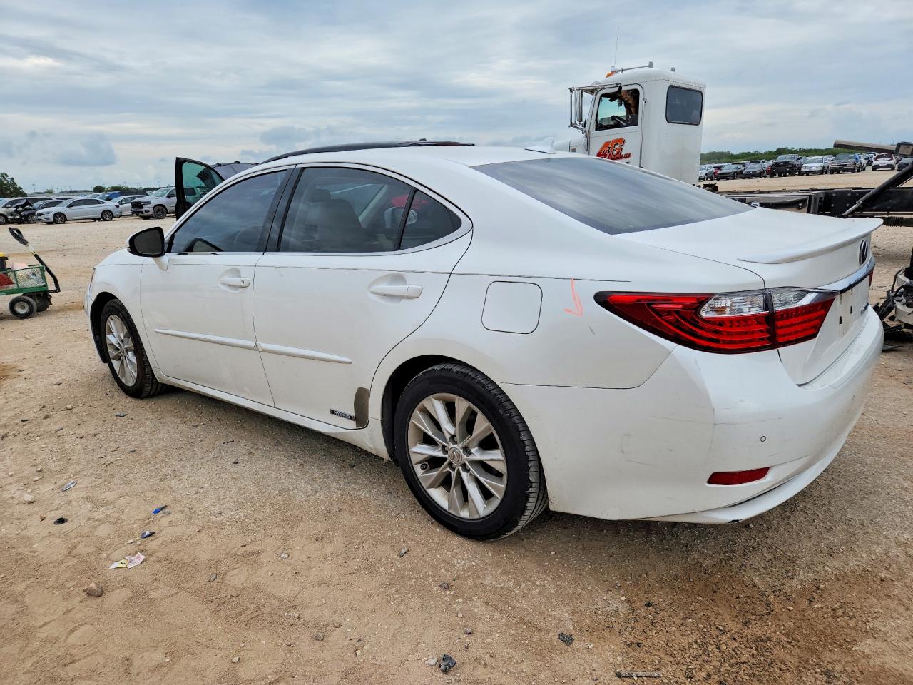 2014 Lexus Es 300h White vin: JTHBW1GG7E2055510