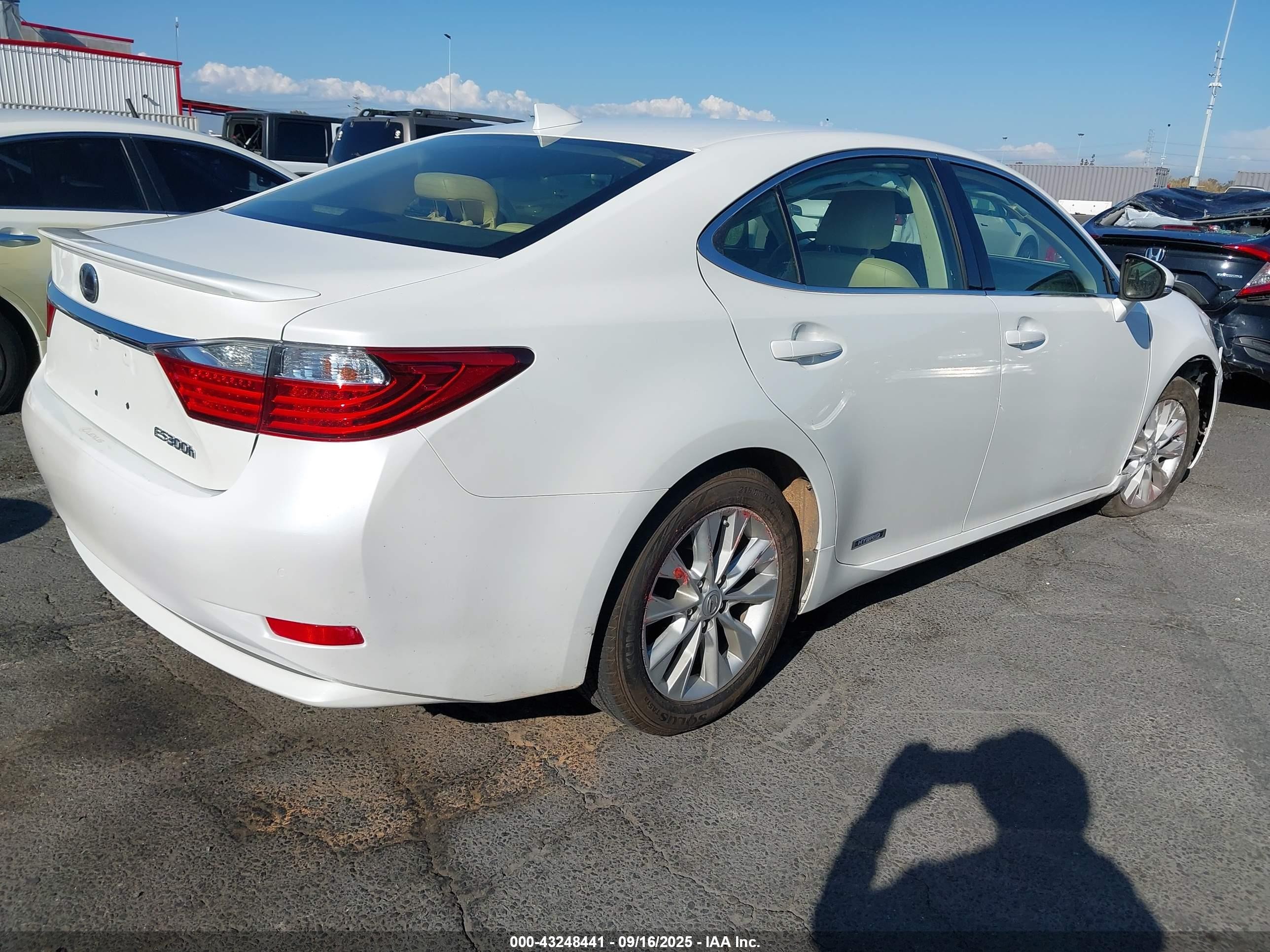 2015 Lexus Es 300h   White vin: JTHBW1GG8F2085648