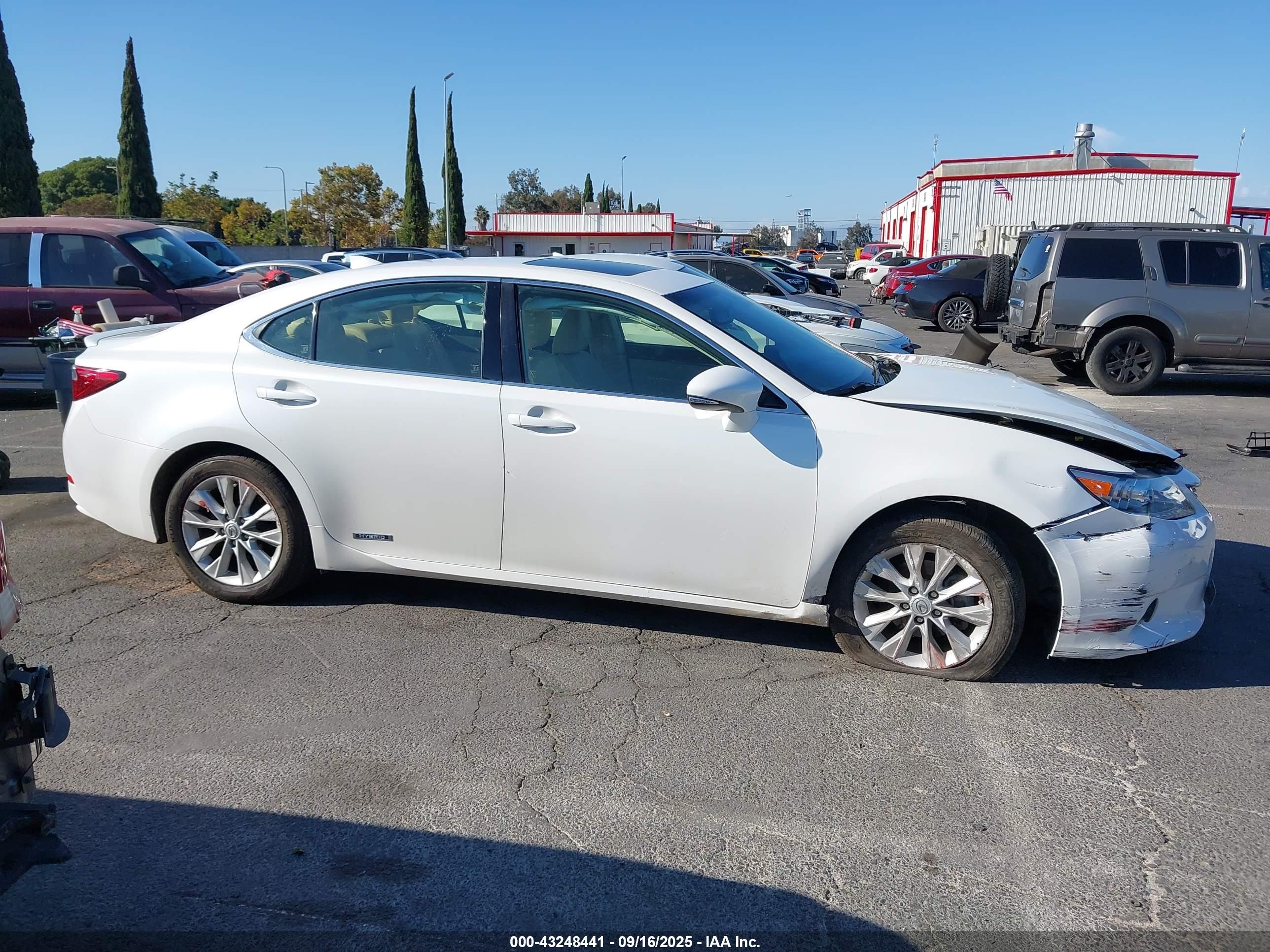 2015 Lexus Es 300h   White vin: JTHBW1GG8F2085648