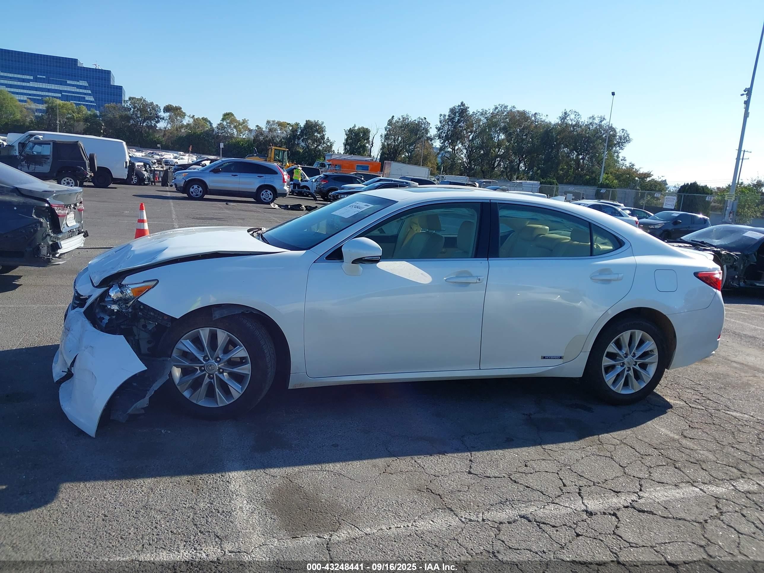 2015 Lexus Es 300h   White vin: JTHBW1GG8F2085648