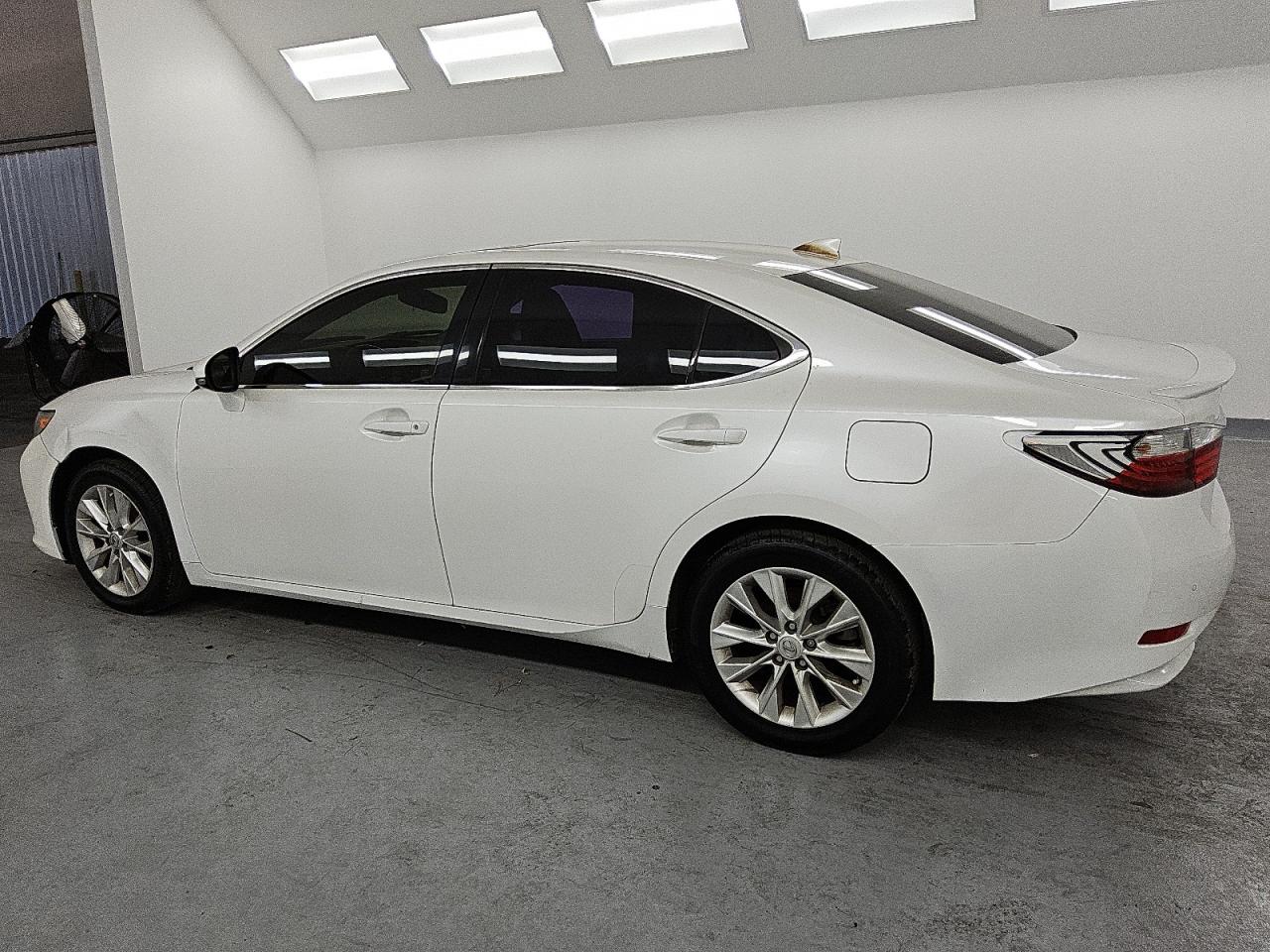 2015 Lexus Es 300h Белый vin: JTHBW1GG8F2090154