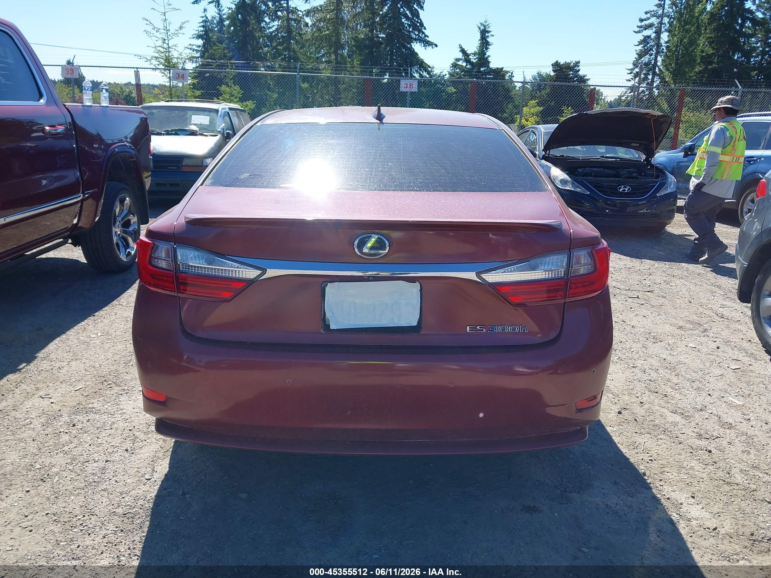 2017 Lexus Es 300h   Red vin: JTHBW1GG8H2142238