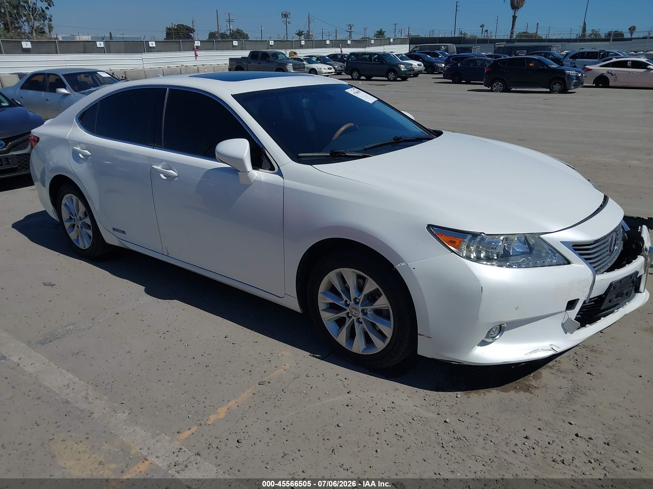 2014 Lexus Es 300h   White vin: JTHBW1GGXE2071328