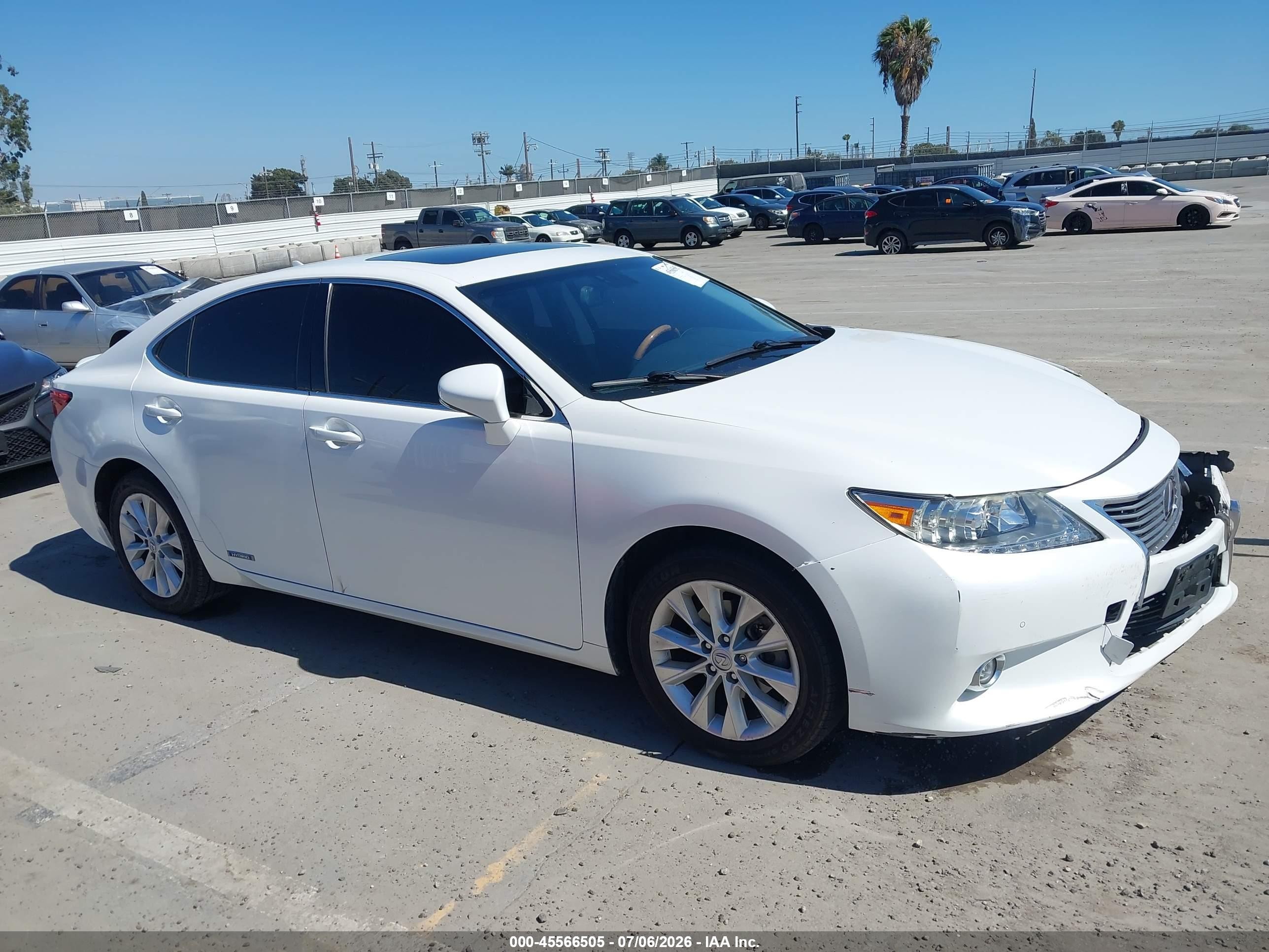 2014 Lexus Es 300h   White vin: JTHBW1GGXE2071328