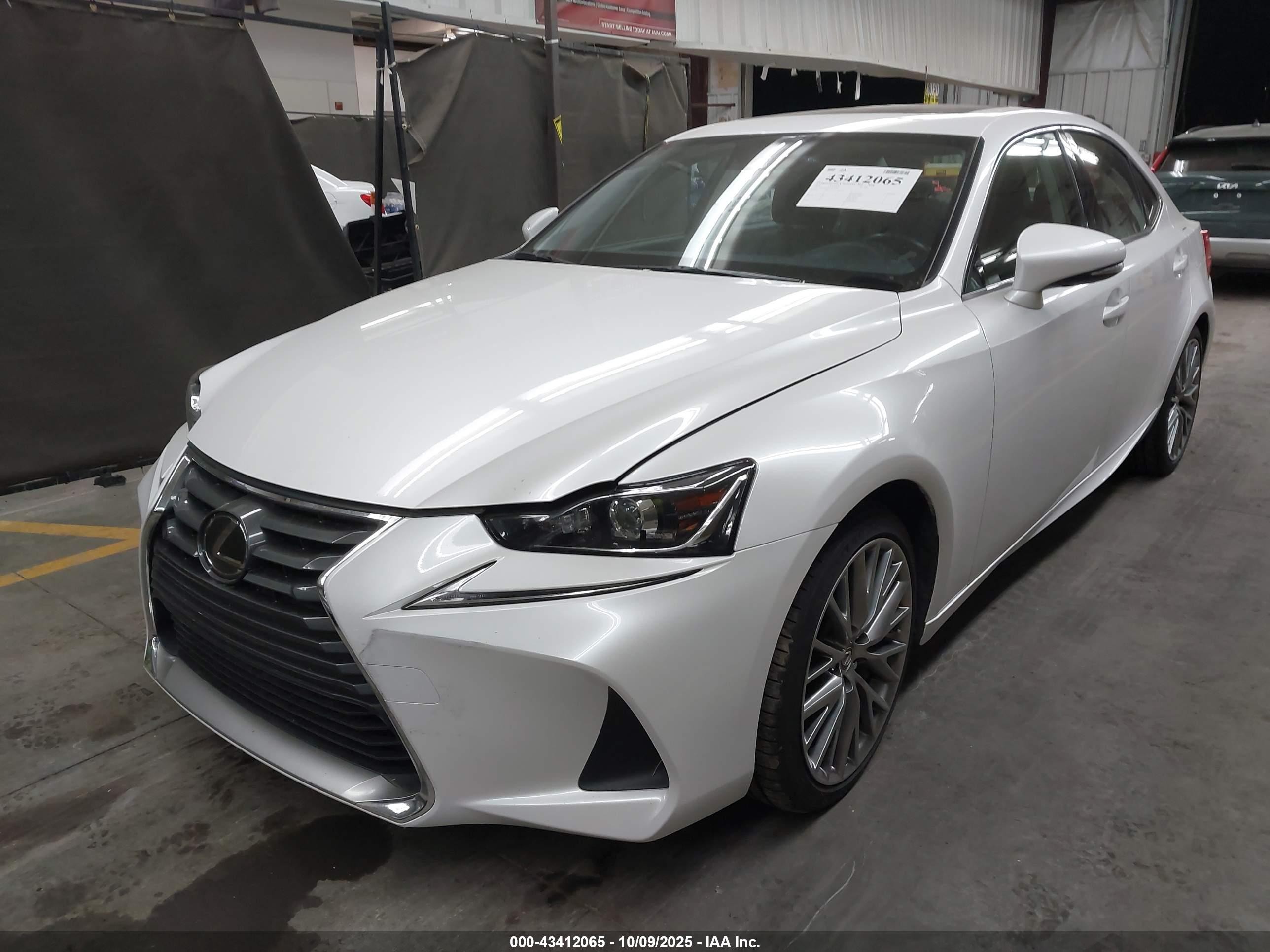 2018 Lexus Is 300   Белый vin: JTHC81D20J5029198
