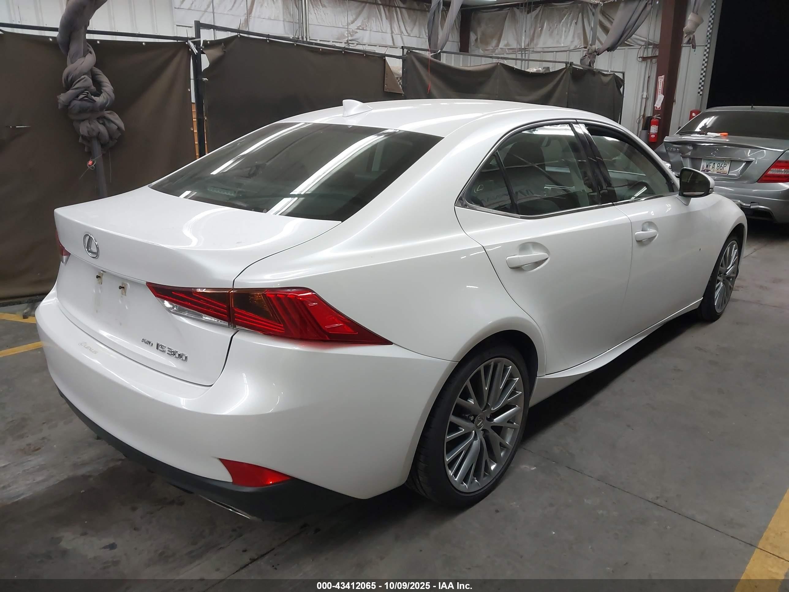 2018 Lexus Is 300   Белый vin: JTHC81D20J5029198