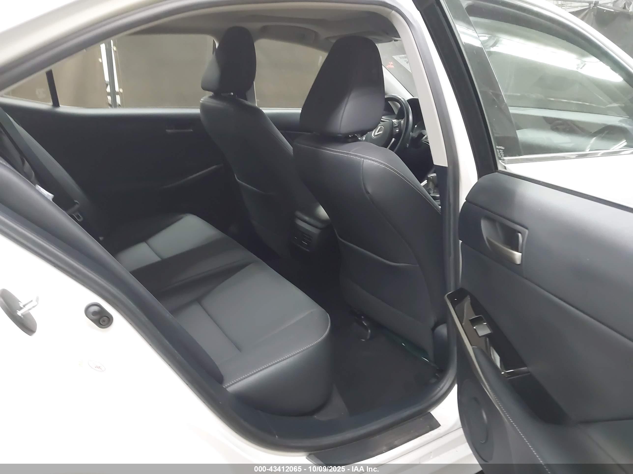 2018 Lexus Is 300   Белый vin: JTHC81D20J5029198