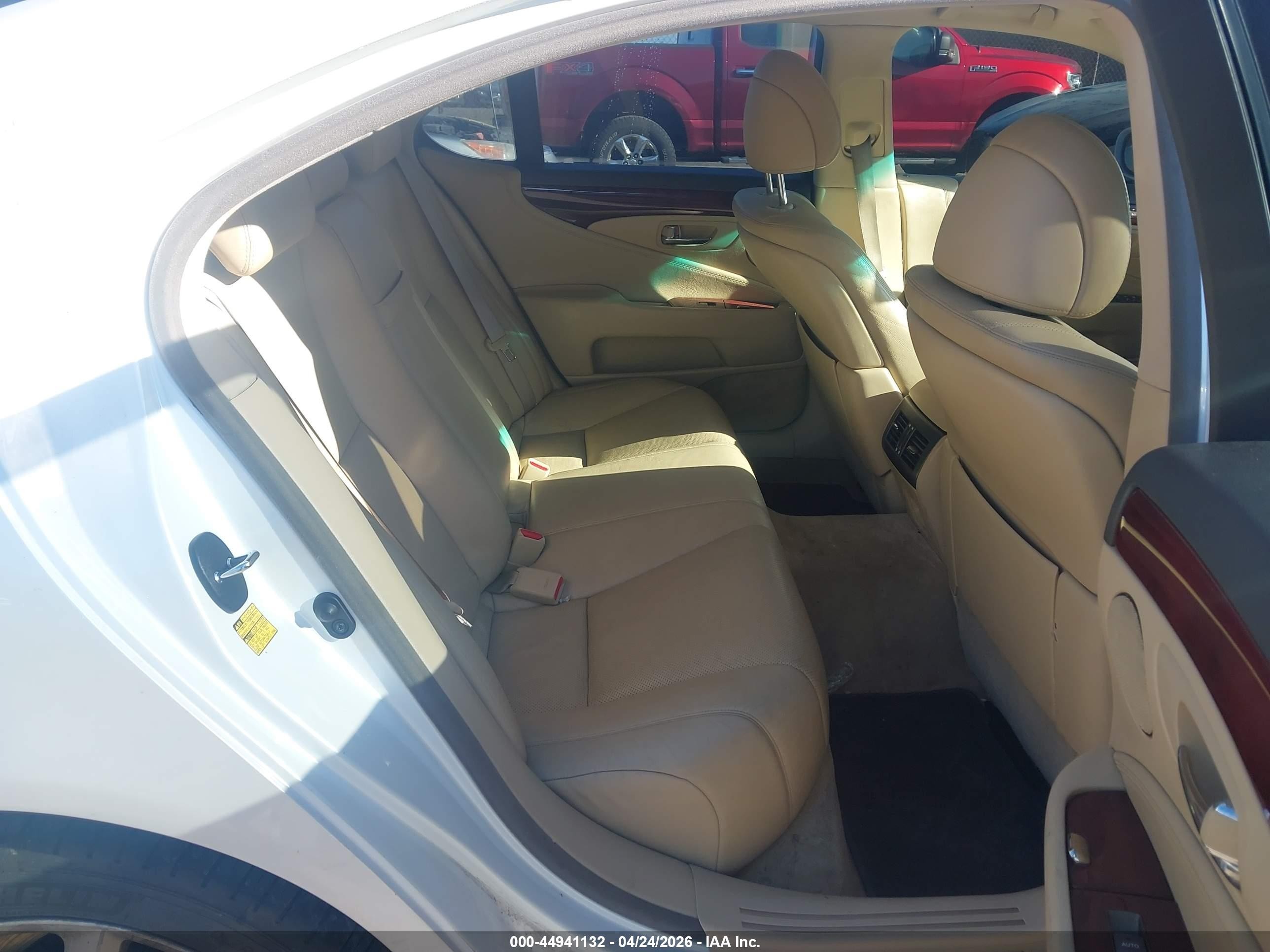 2009 Lexus Ls 460   White vin: JTHCL46F895003203