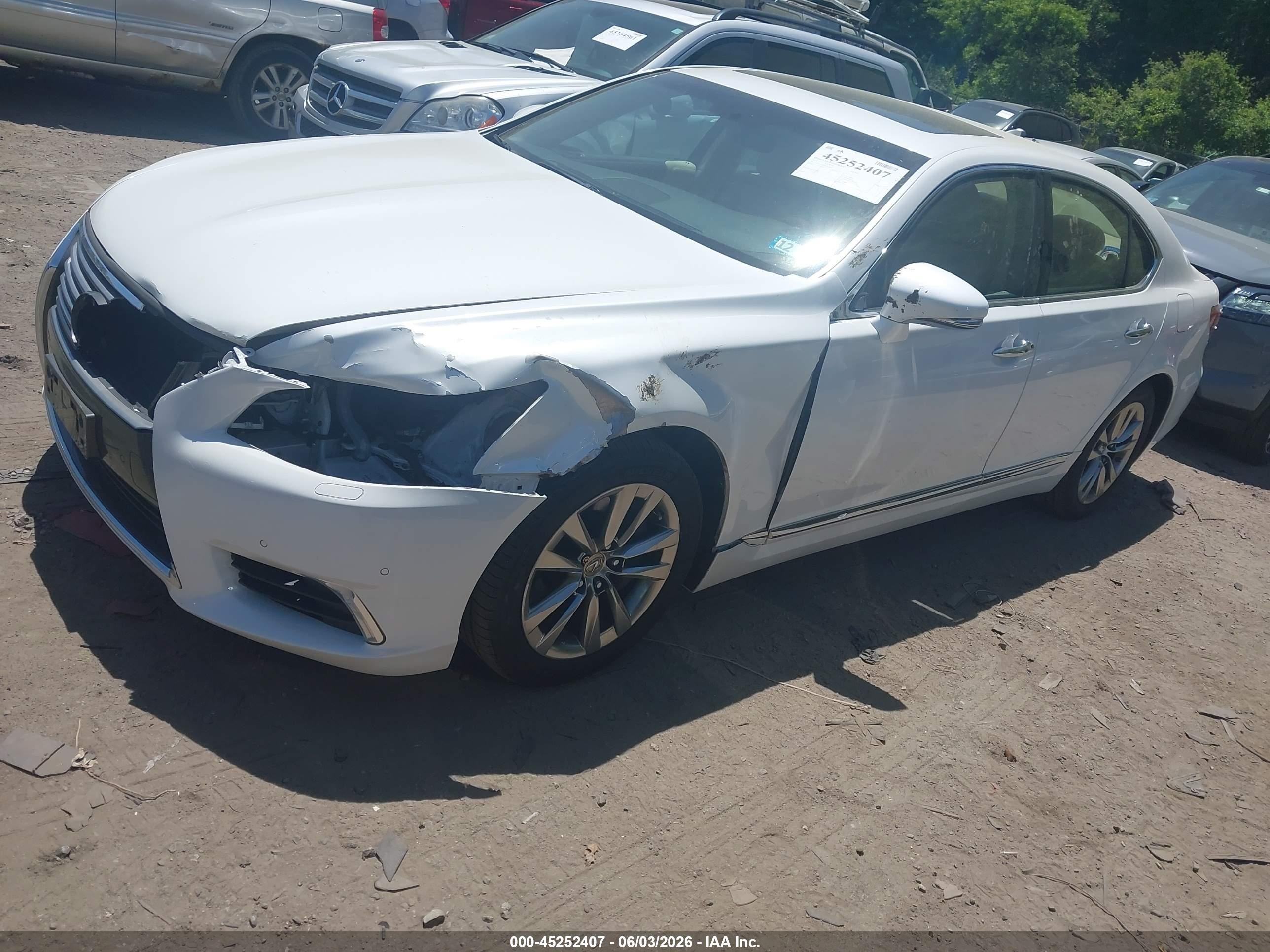 2015 Lexus Ls 460   White vin: JTHCL5EF9F5024810