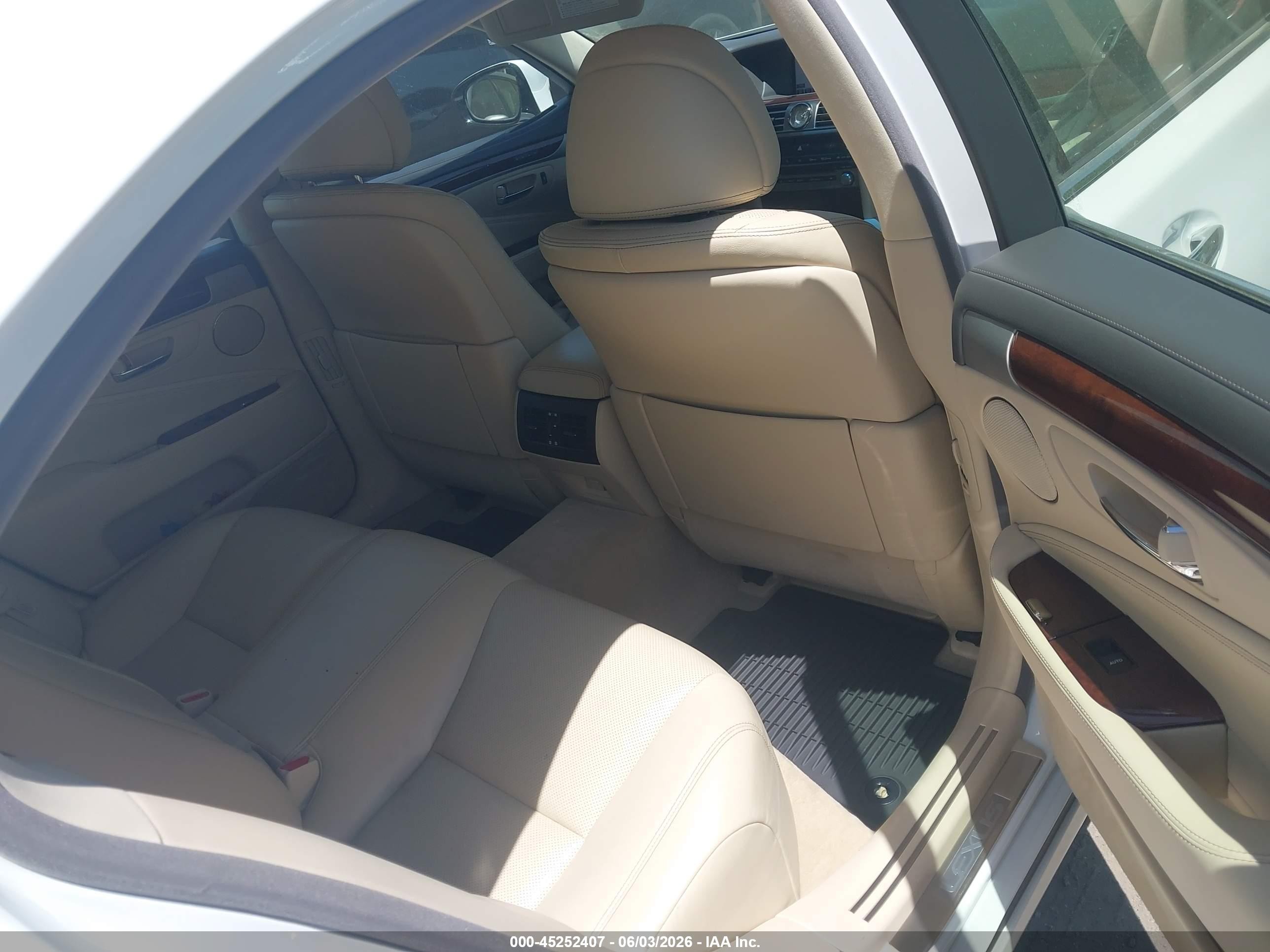 2015 Lexus Ls 460   White vin: JTHCL5EF9F5024810