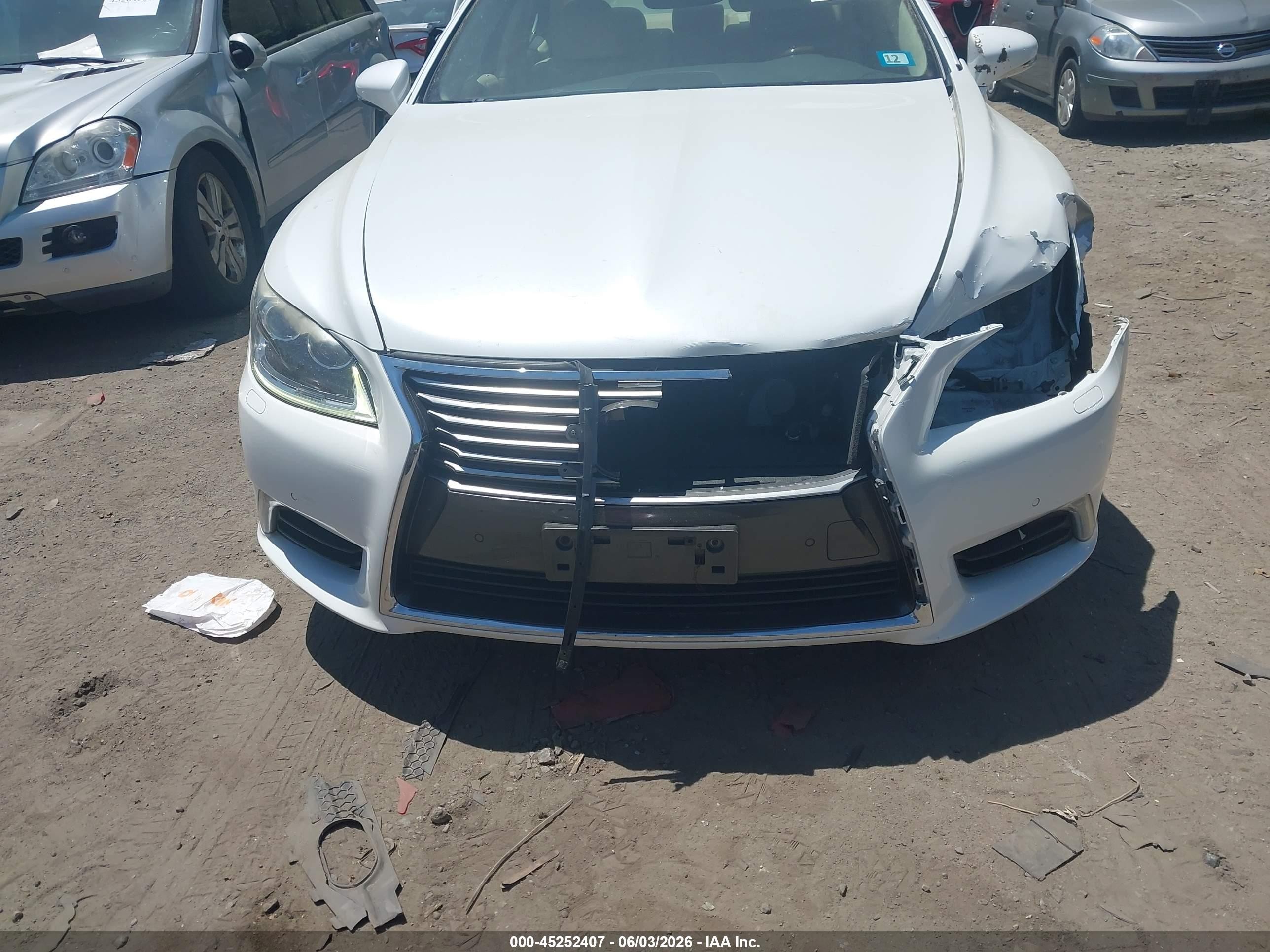 2015 Lexus Ls 460   White vin: JTHCL5EF9F5024810