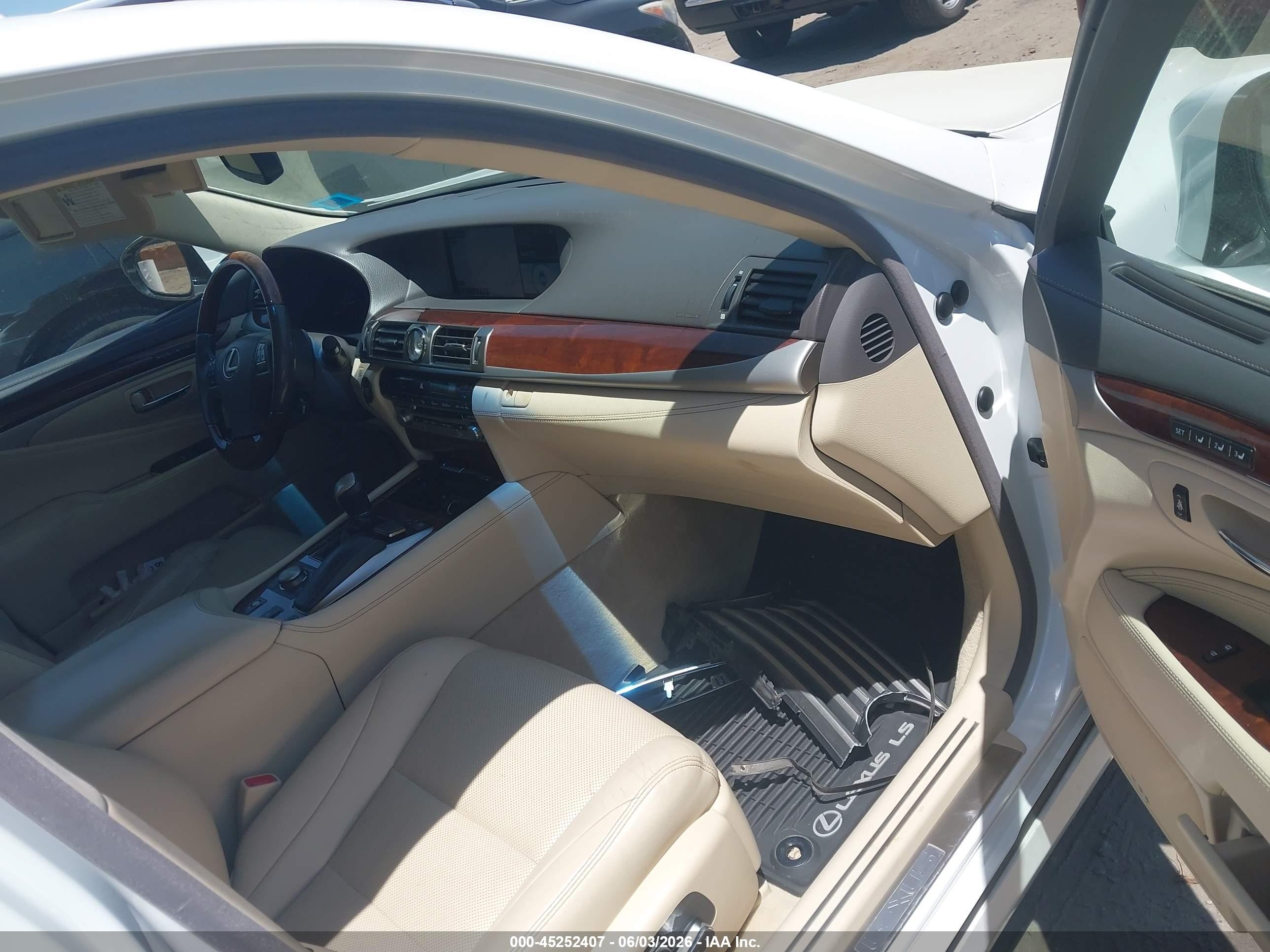 2015 Lexus Ls 460   White vin: JTHCL5EF9F5024810