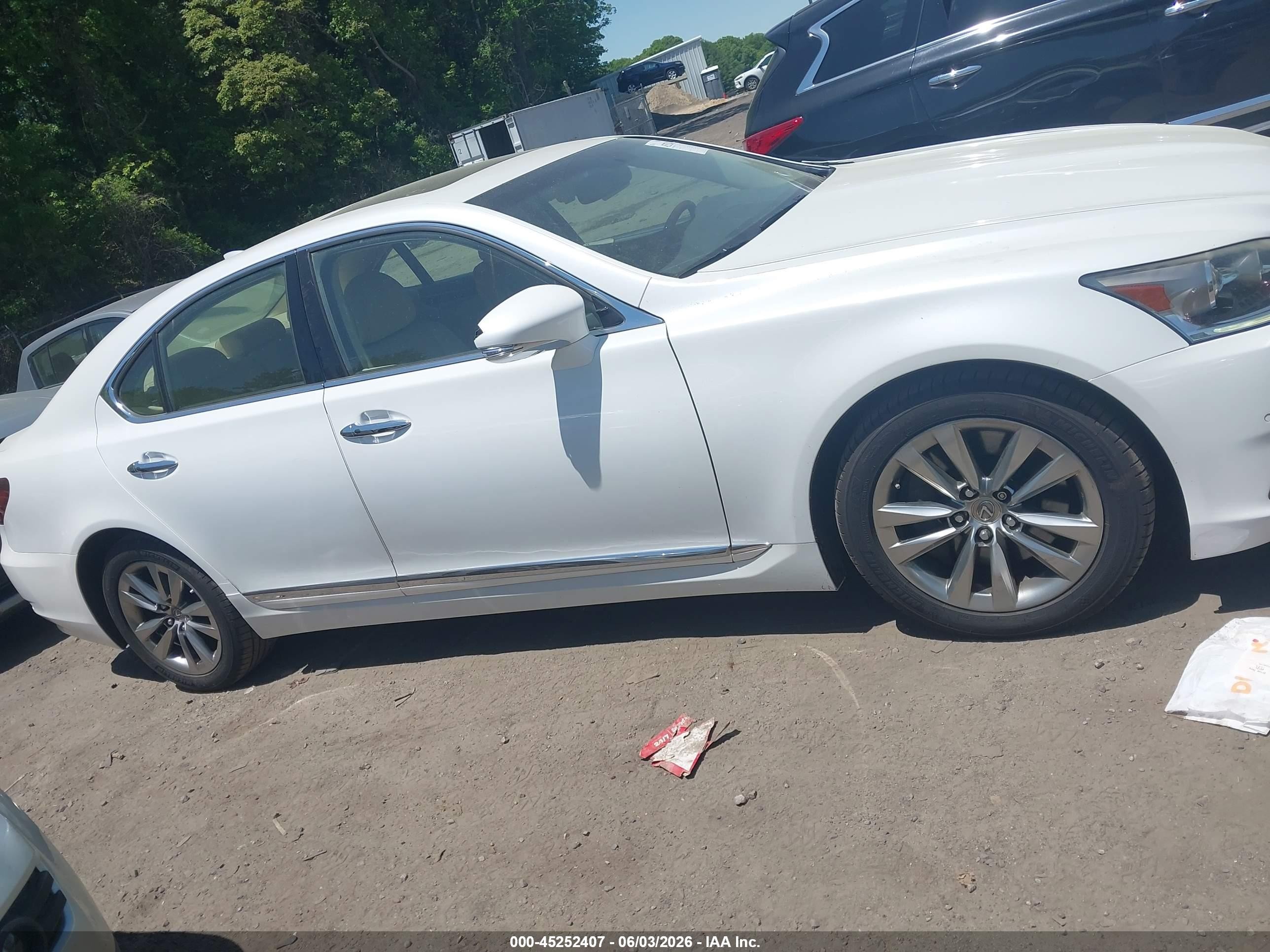 2015 Lexus Ls 460   White vin: JTHCL5EF9F5024810
