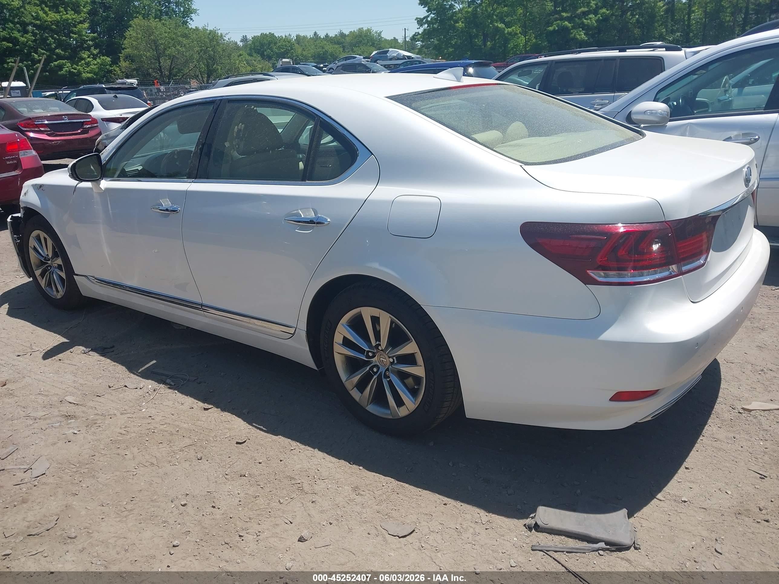 2015 Lexus Ls 460   White vin: JTHCL5EF9F5024810