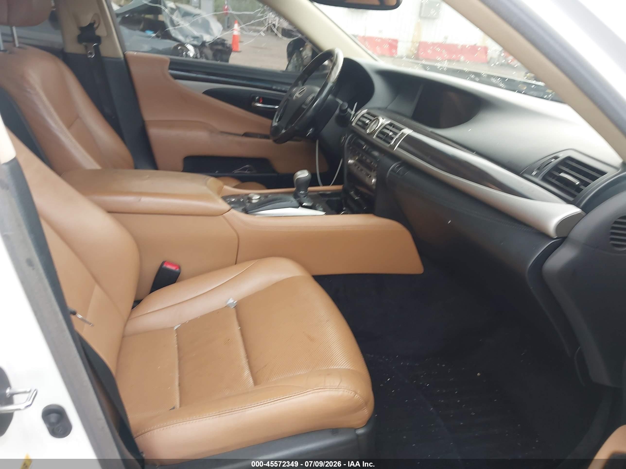 2015 Lexus Ls 460   White vin: JTHCL5EFXF5025223