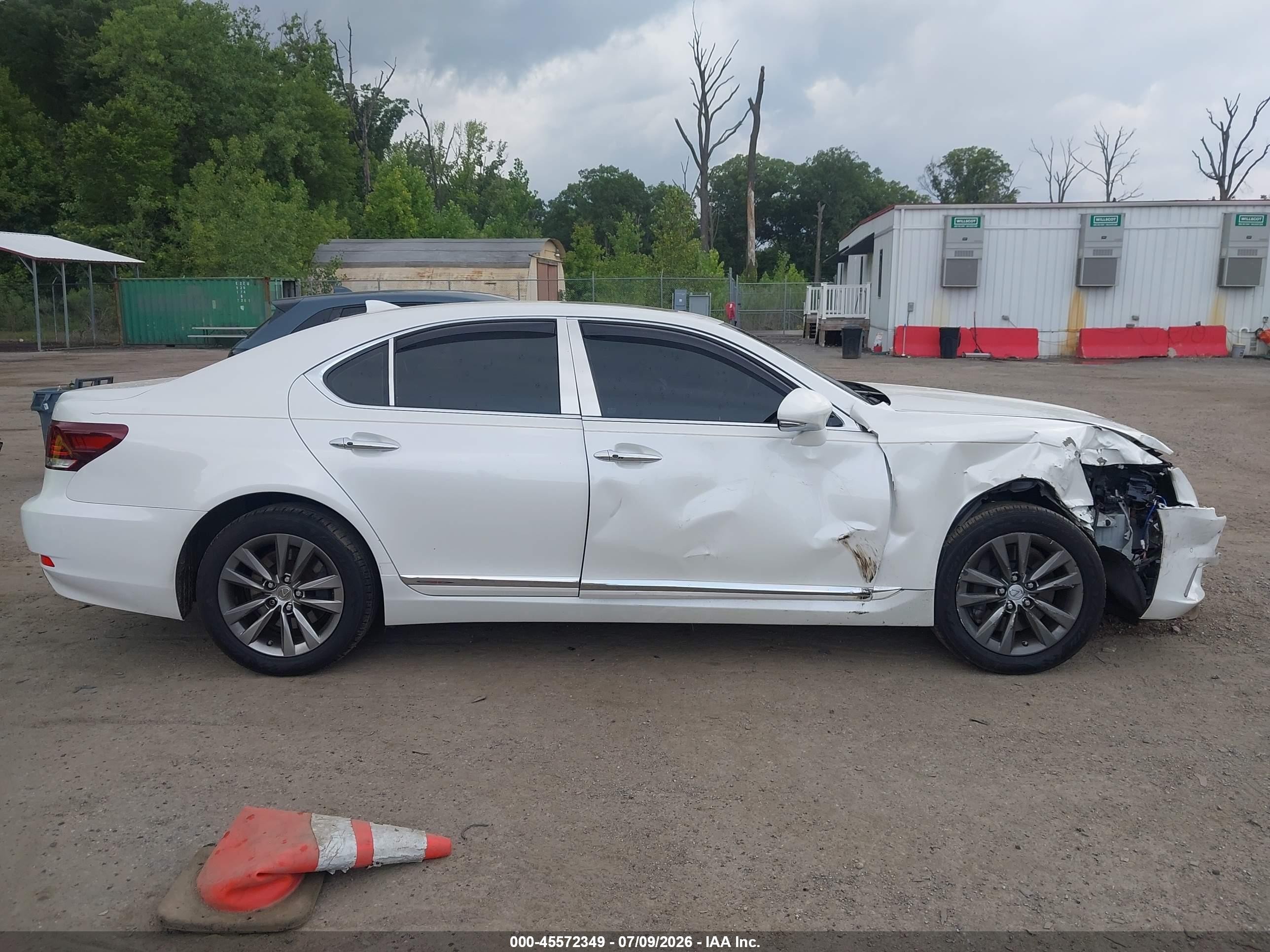 2015 Lexus Ls 460   White vin: JTHCL5EFXF5025223