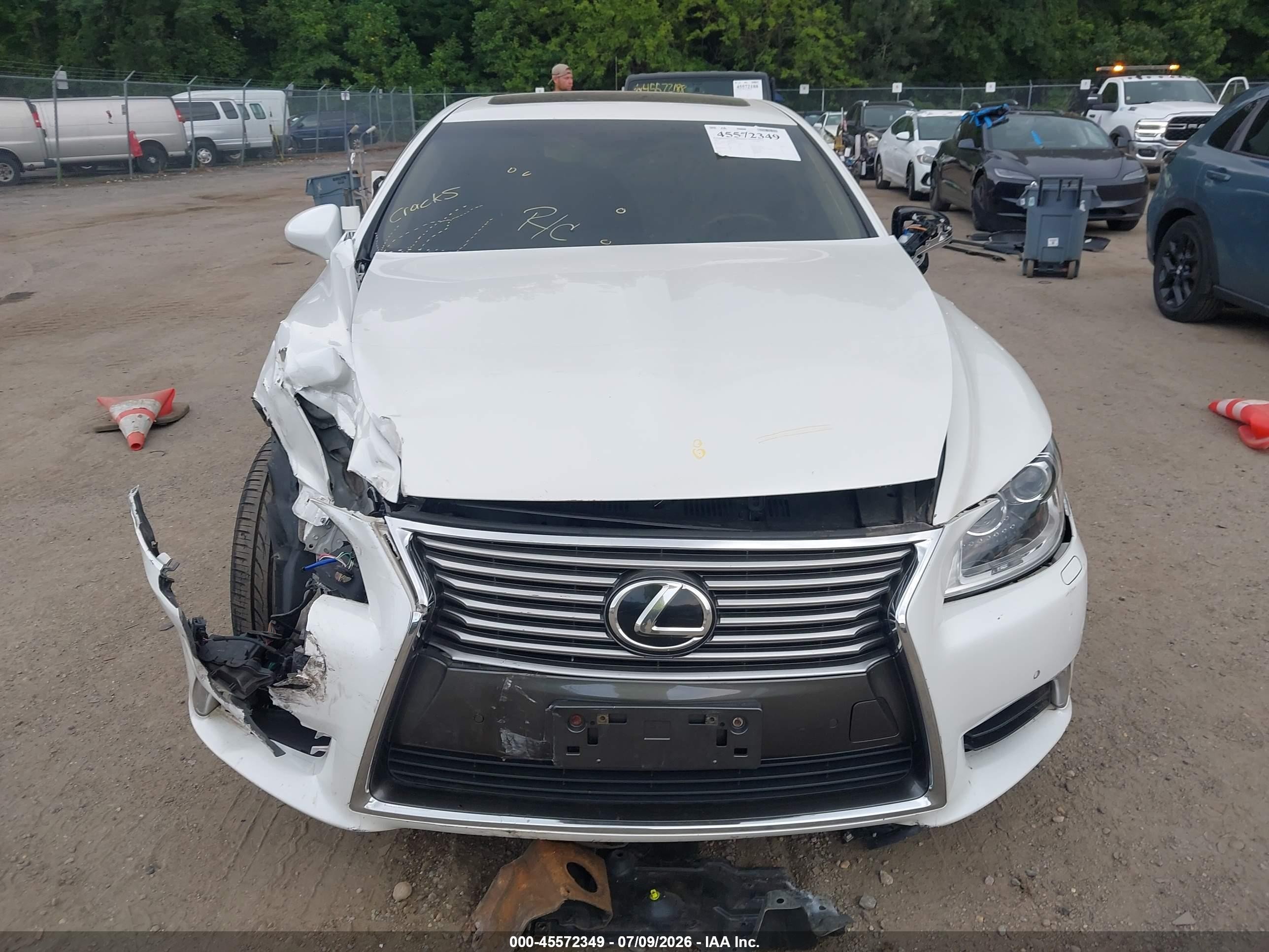 2015 Lexus Ls 460   White vin: JTHCL5EFXF5025223