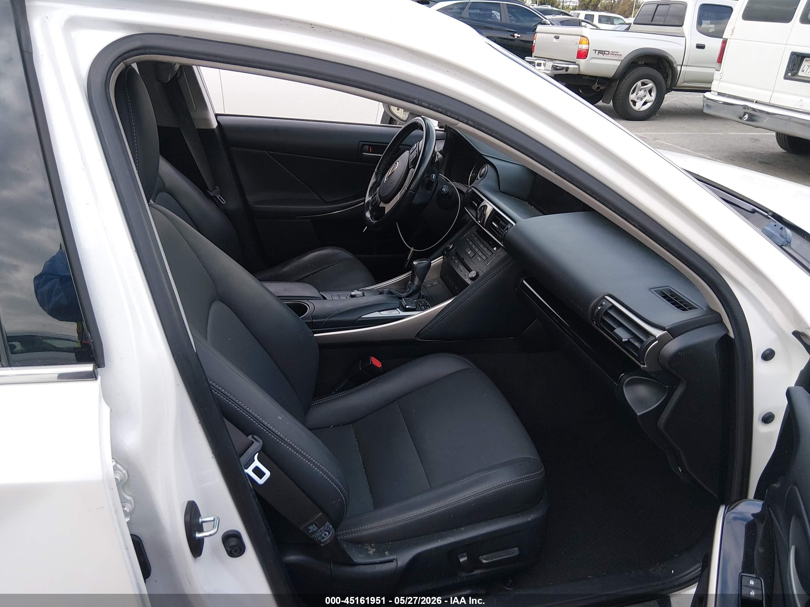 2020 Lexus Is 300 White vin: JTHDA1D22L5107315