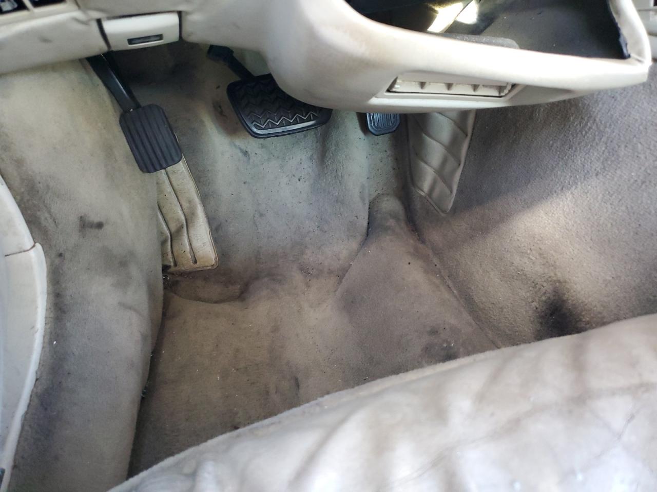 2002 Lexus Sc 430 White vin: JTHFN48YX20012865 Damage: Left Front Carpet, Stained, Permanent
