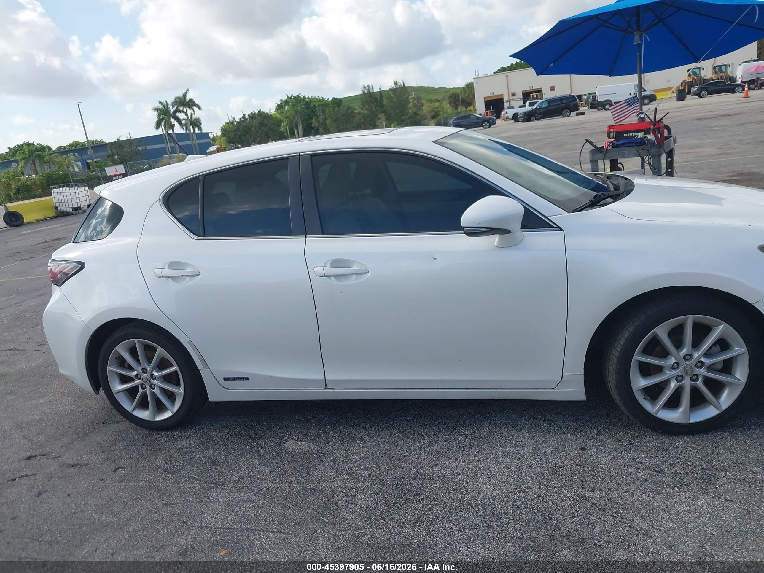 2012 Lexus Ct 200h Premium White vin: JTHKD5BH2C2098758