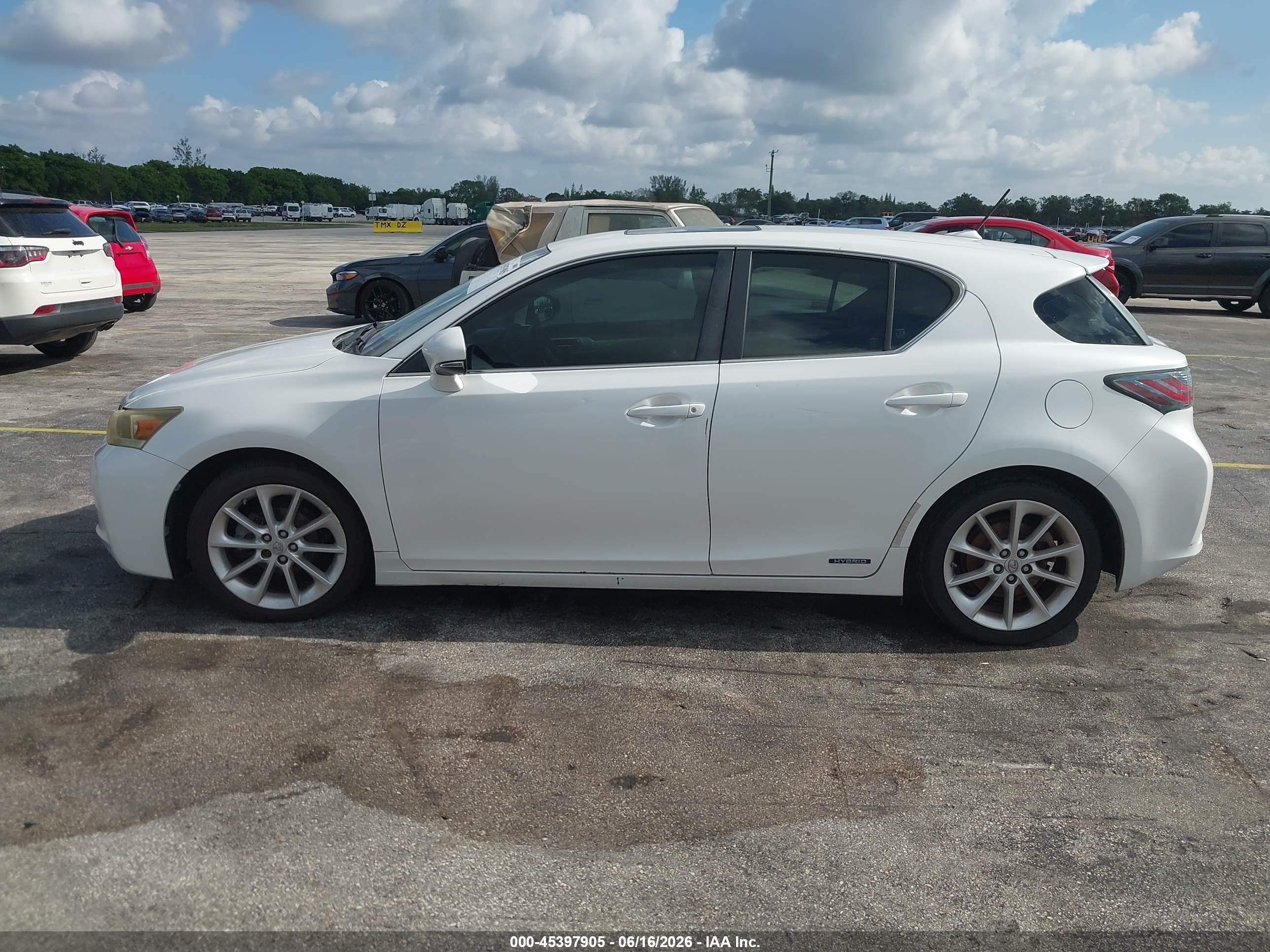 2012 Lexus Ct 200h Premium White vin: JTHKD5BH2C2098758