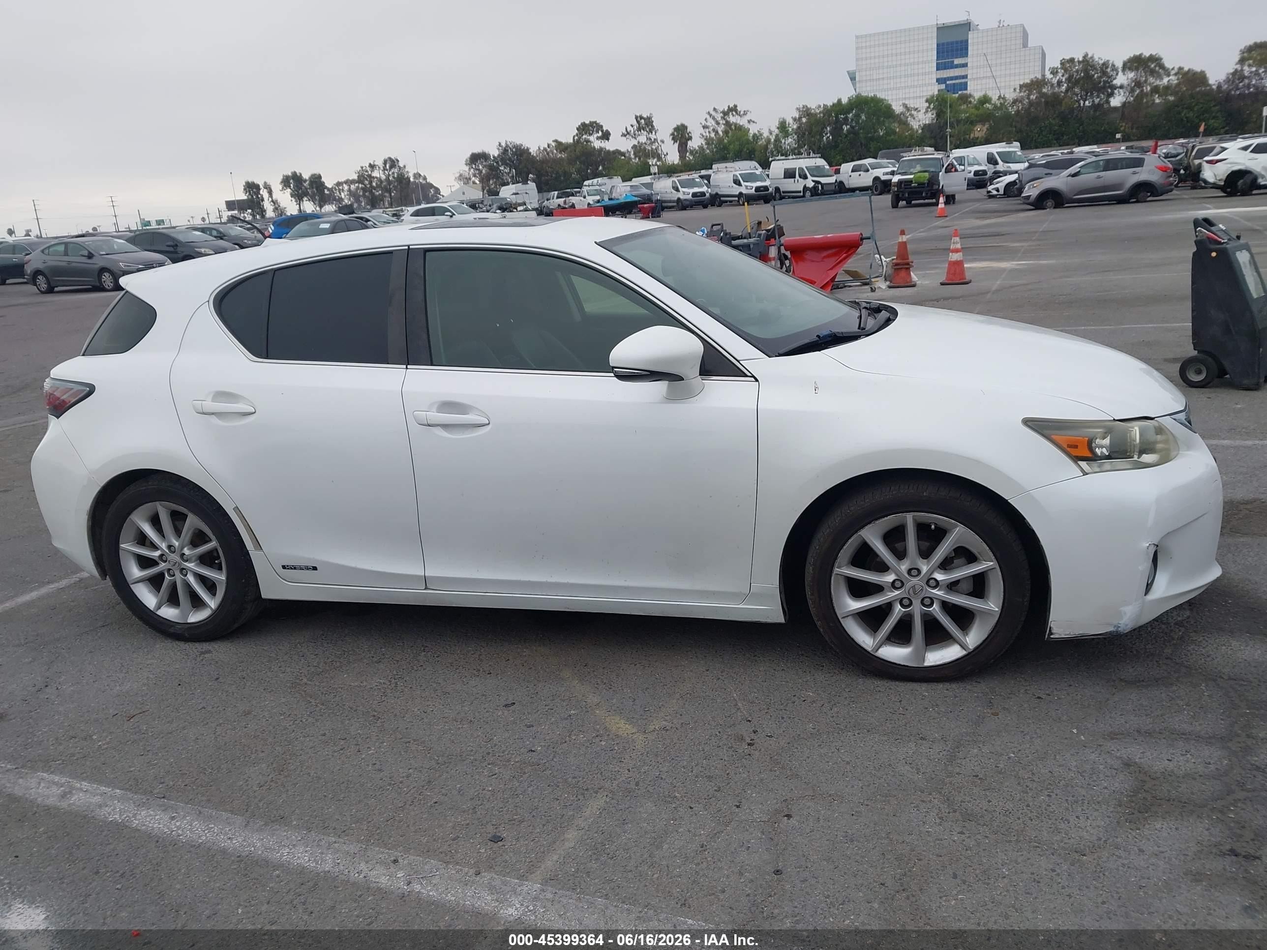 2011 Lexus Ct 200h Premium White vin: JTHKD5BH4B2034378