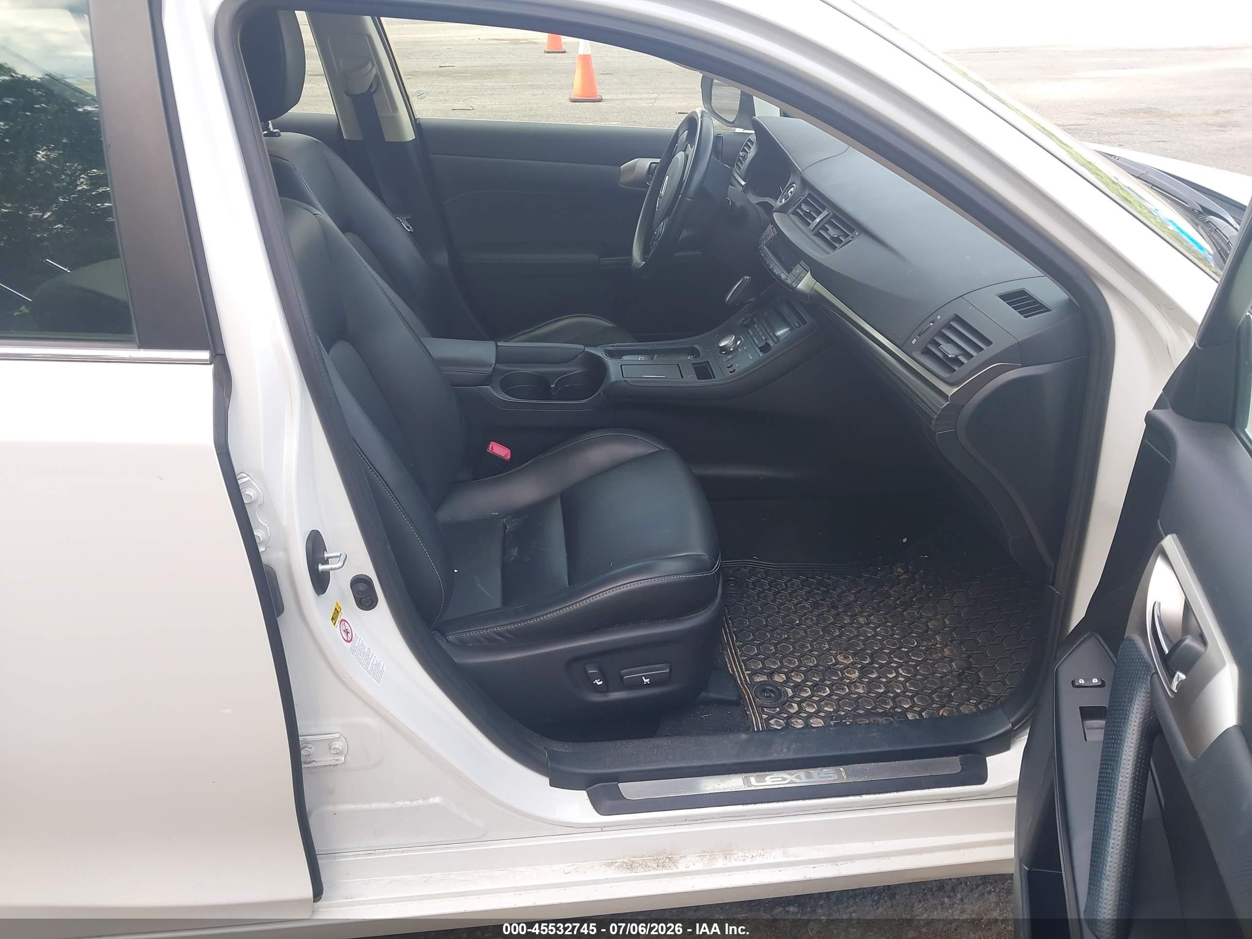 2015 Lexus Ct 200h   White vin: JTHKD5BH4F2220329