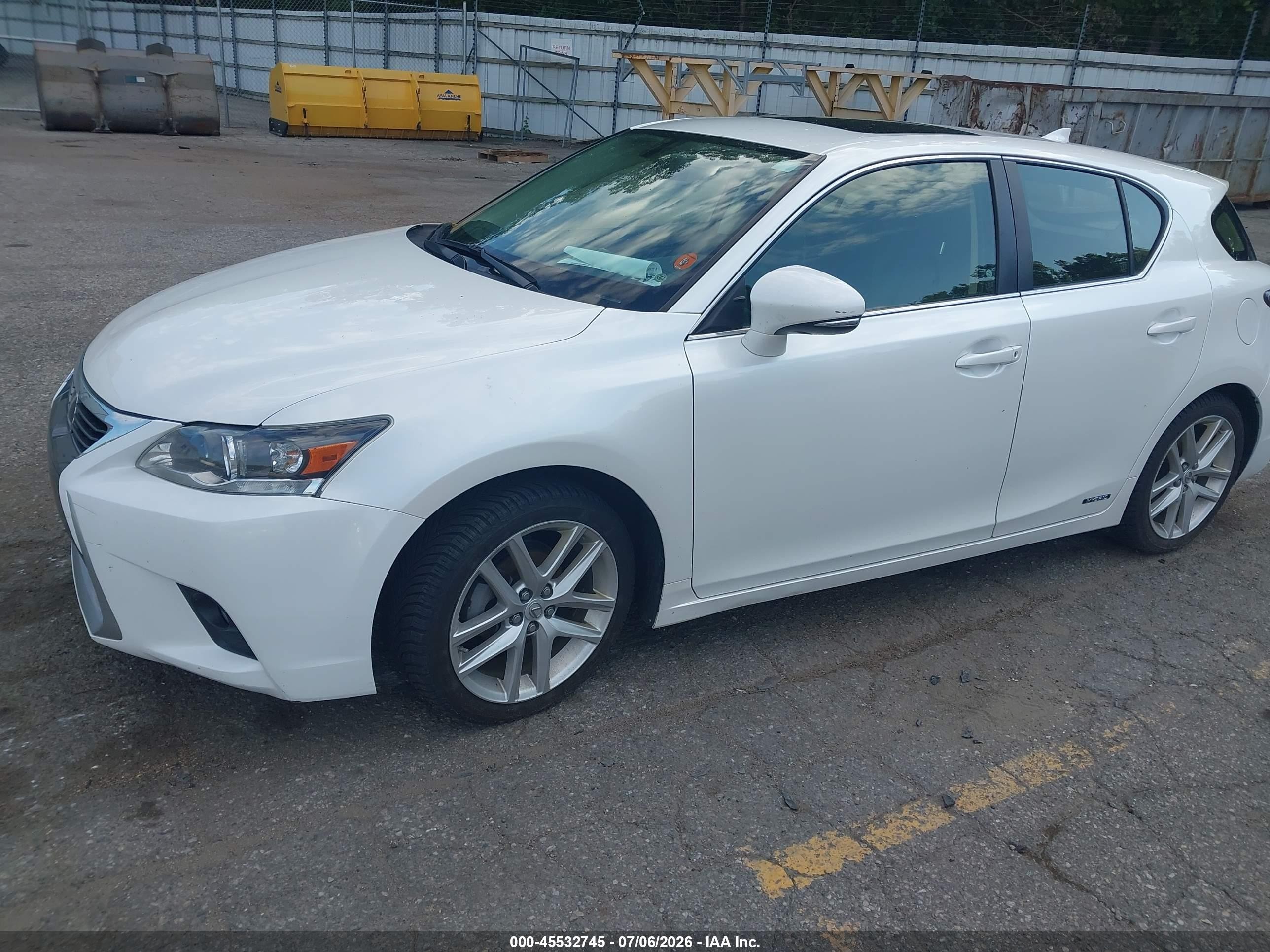 2015 Lexus Ct 200h   White vin: JTHKD5BH4F2220329