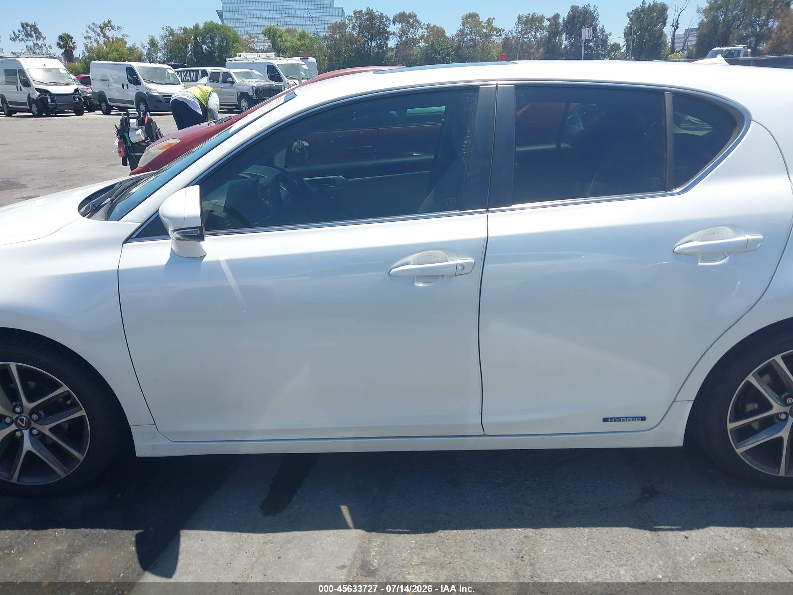 2012 Lexus Ct 200h Premium White vin: JTHKD5BH5C2116296