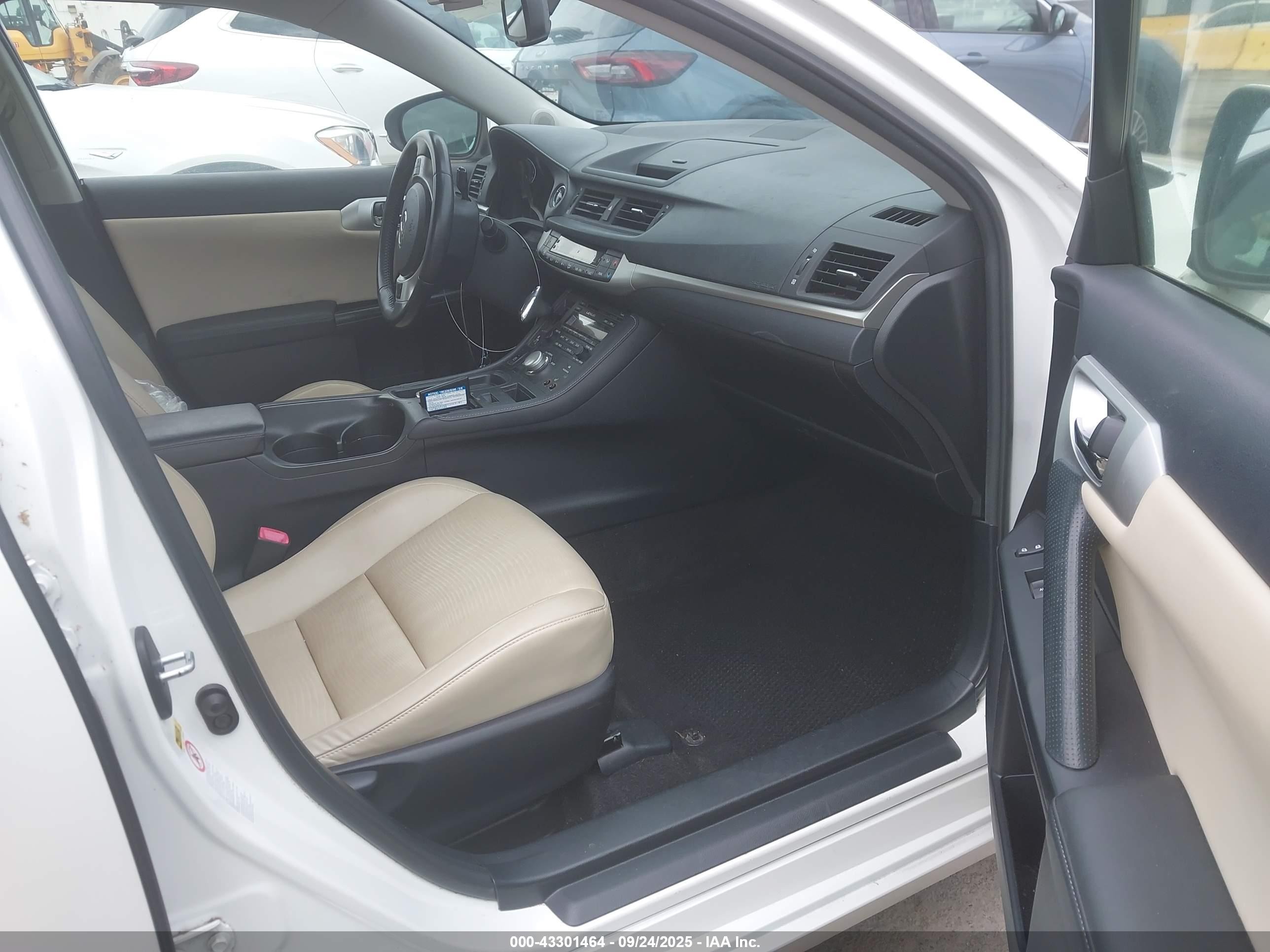 2012 Lexus Ct 200h Premium Белый vin: JTHKD5BH7C2061303