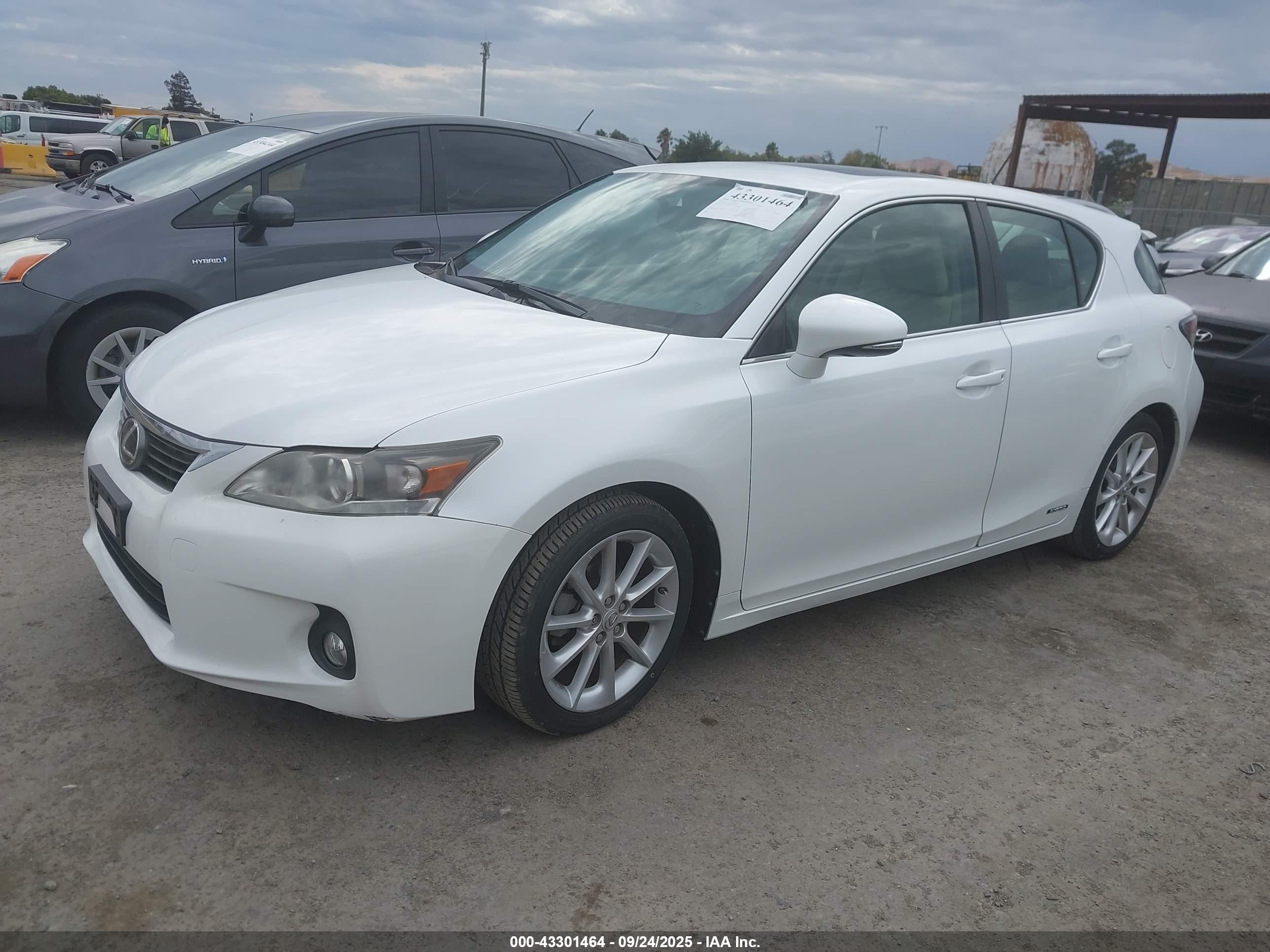 2012 Lexus Ct 200h Premium Белый vin: JTHKD5BH7C2061303