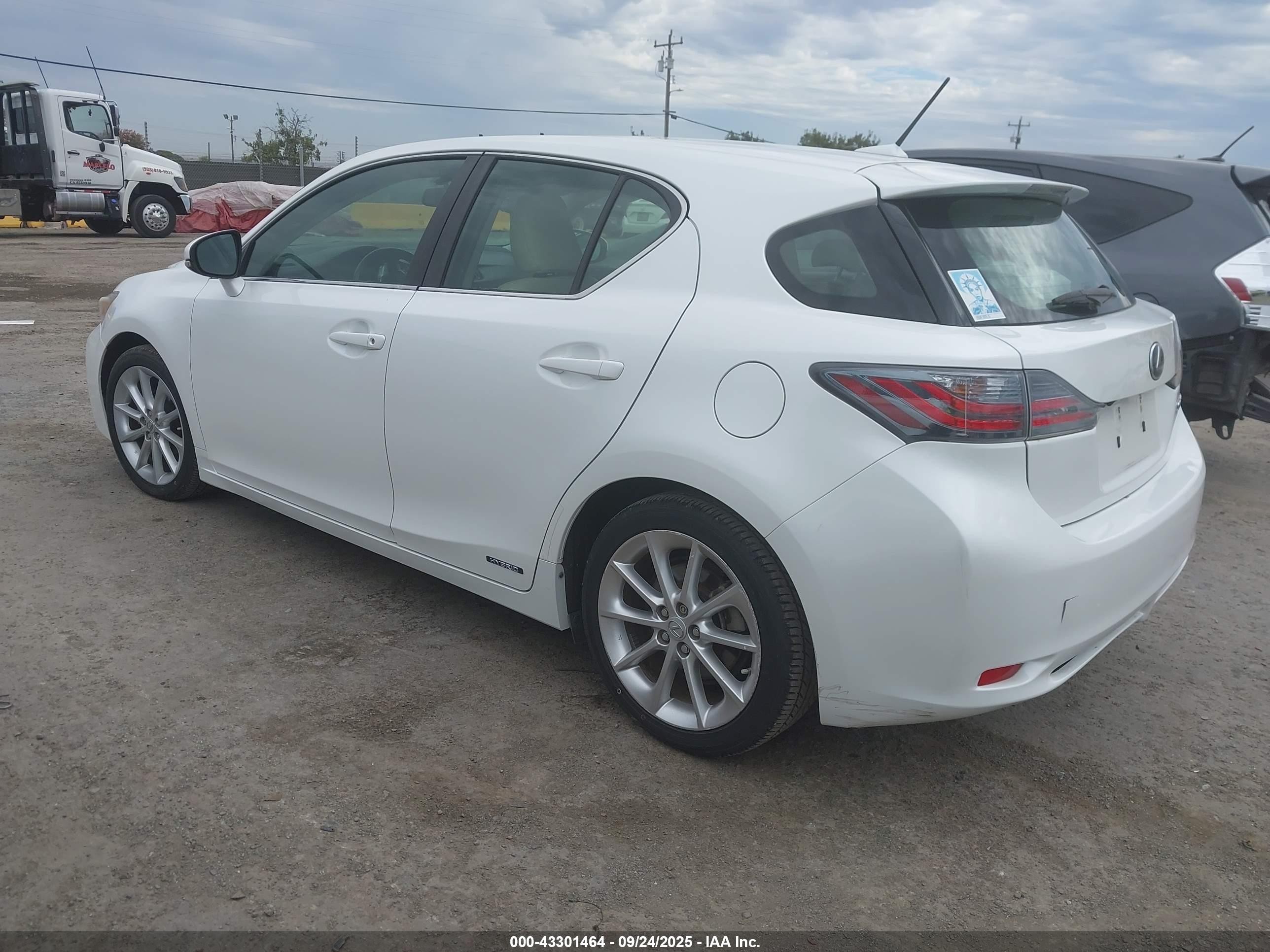 2012 Lexus Ct 200h Premium Белый vin: JTHKD5BH7C2061303