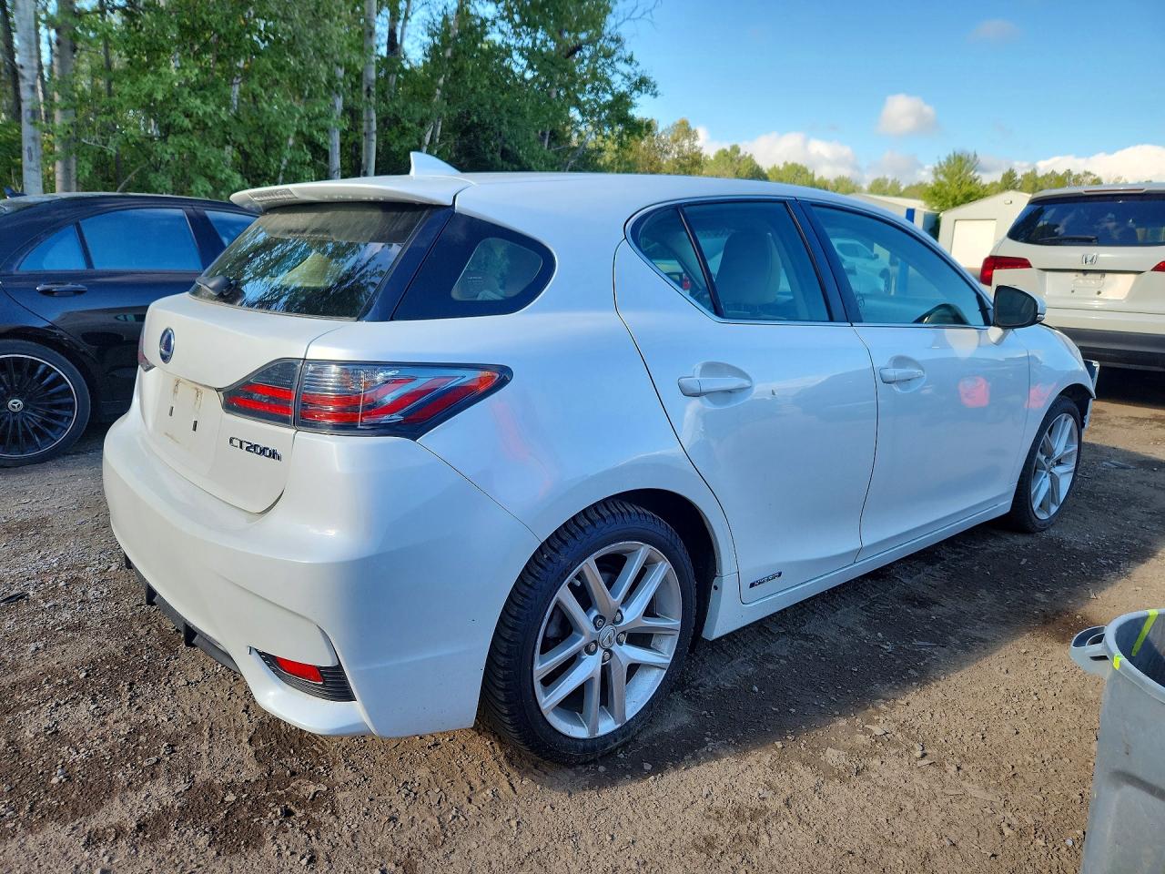 2014 Lexus Ct 200 White vin: JTHKD5BH7E2200185