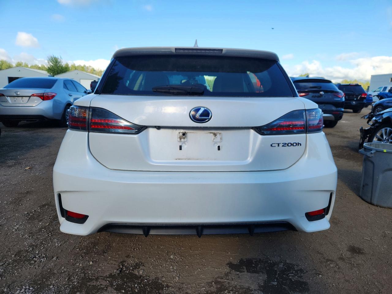 2014 Lexus Ct 200 White vin: JTHKD5BH7E2200185