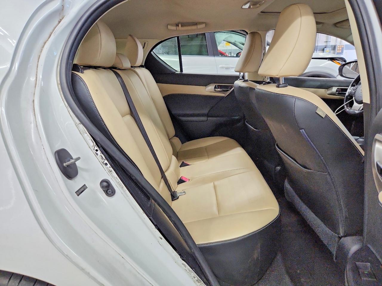 2014 Lexus Ct 200 White vin: JTHKD5BH8E2174681