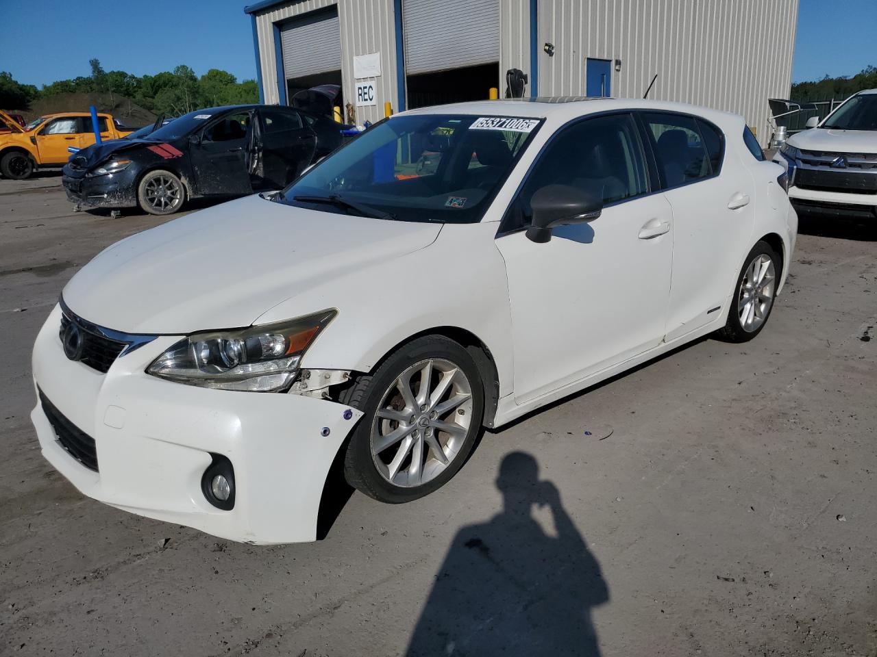 2013 Lexus Ct 200 White vin: JTHKD5BH9D2171514 Damage: Left Front Fender, Dent(S) W/ Paint Dmg, 1 To 2 Inches