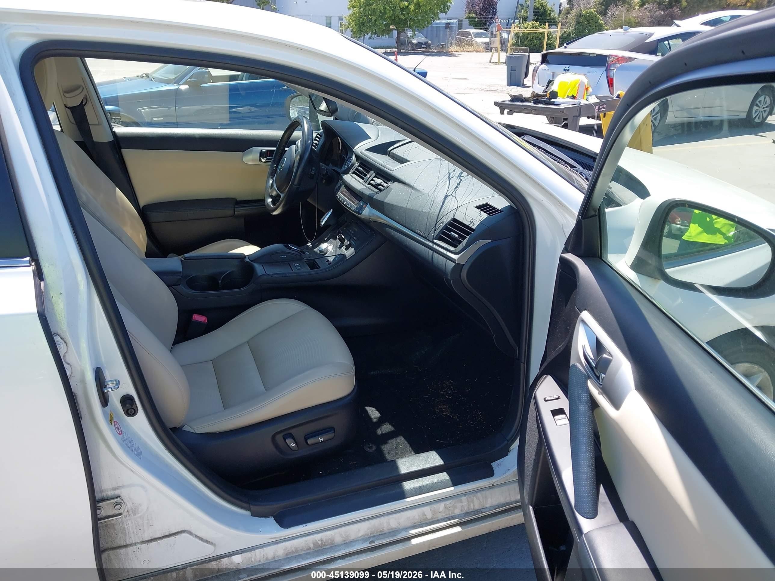2013 Lexus Ct 200h   White vin: JTHKD5BH9D2172873