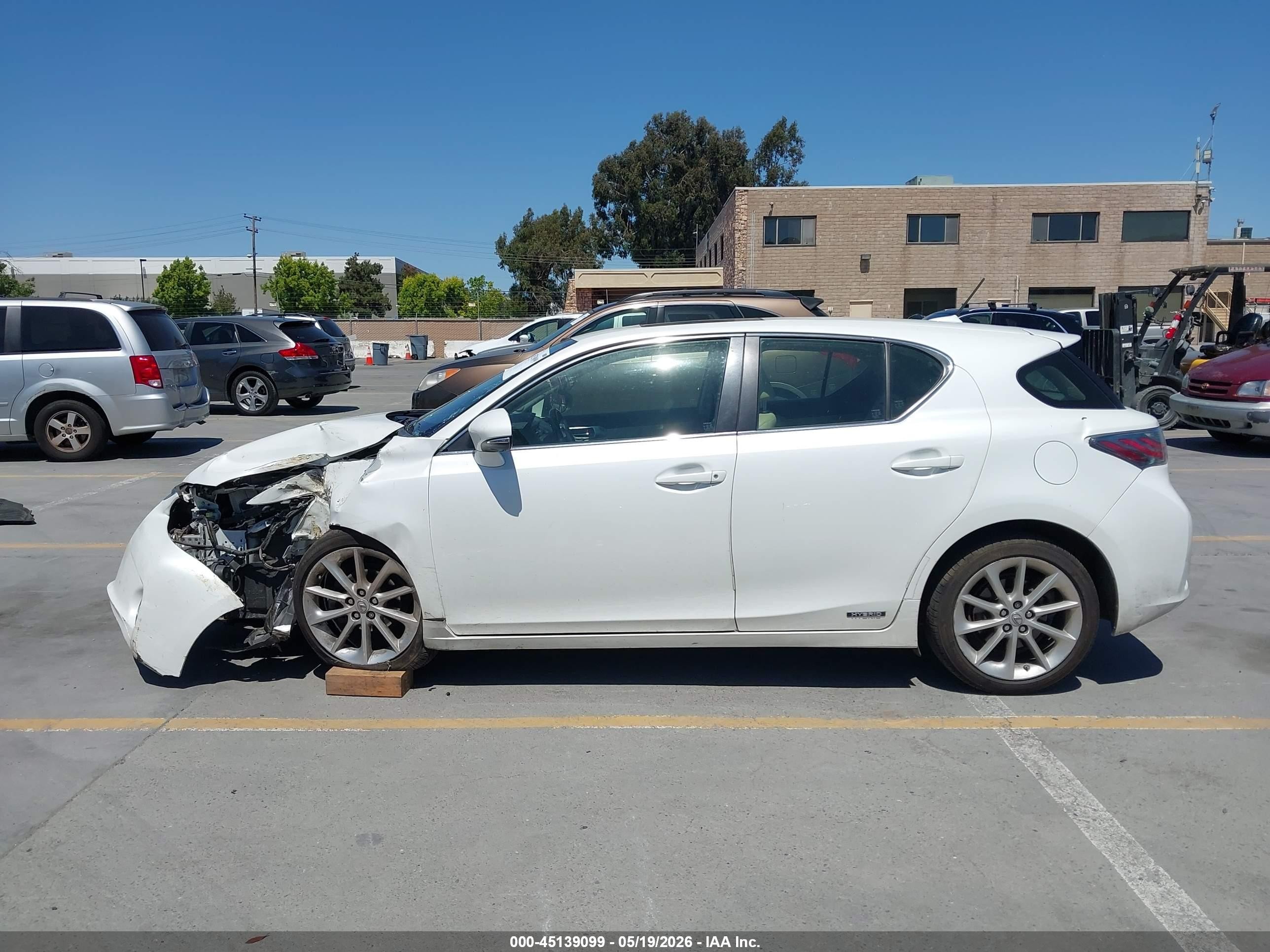 2013 Lexus Ct 200h   White vin: JTHKD5BH9D2172873