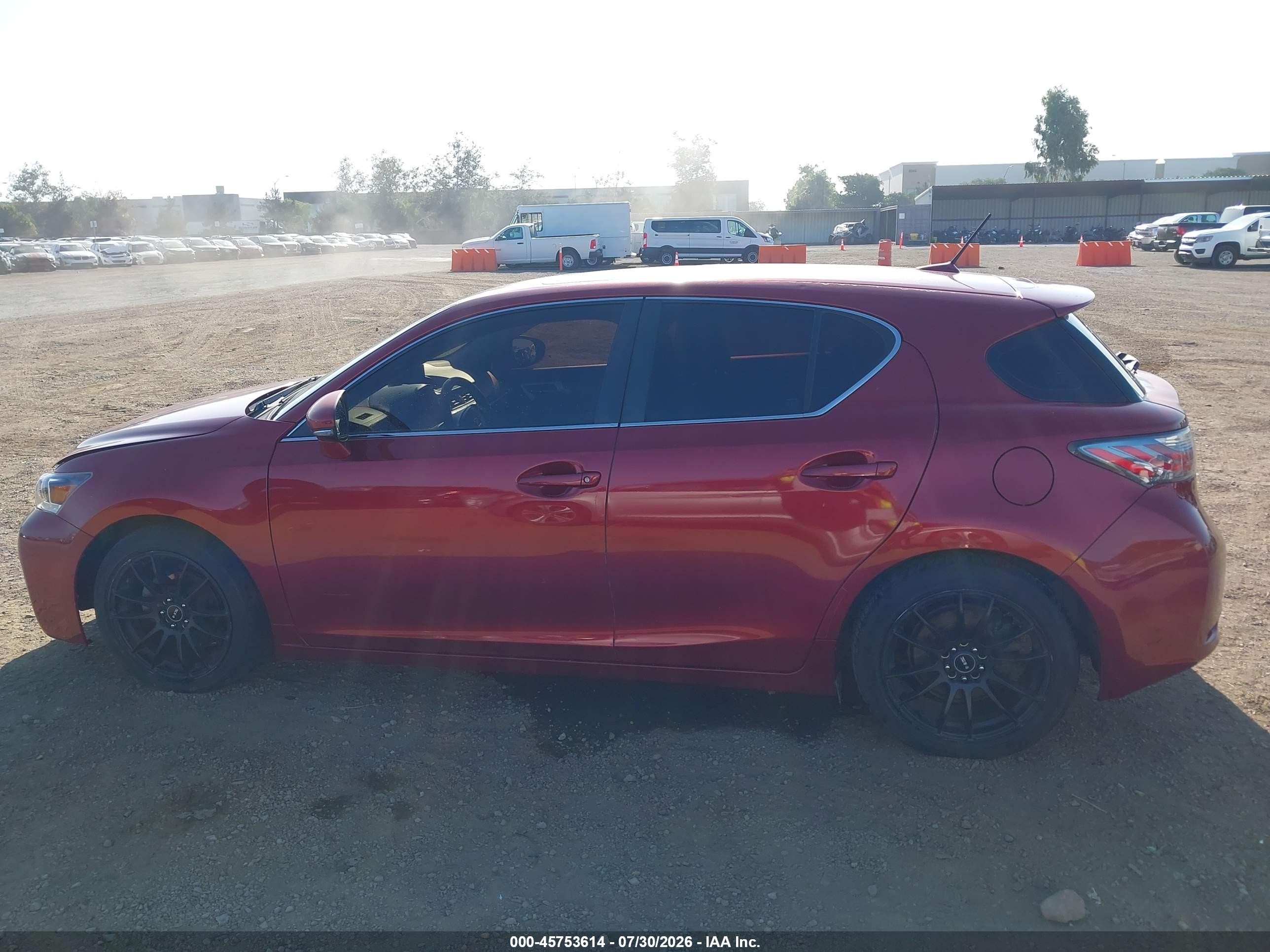 2013 Lexus Ct 200h Red vin: JTHKD5BHXD2148307