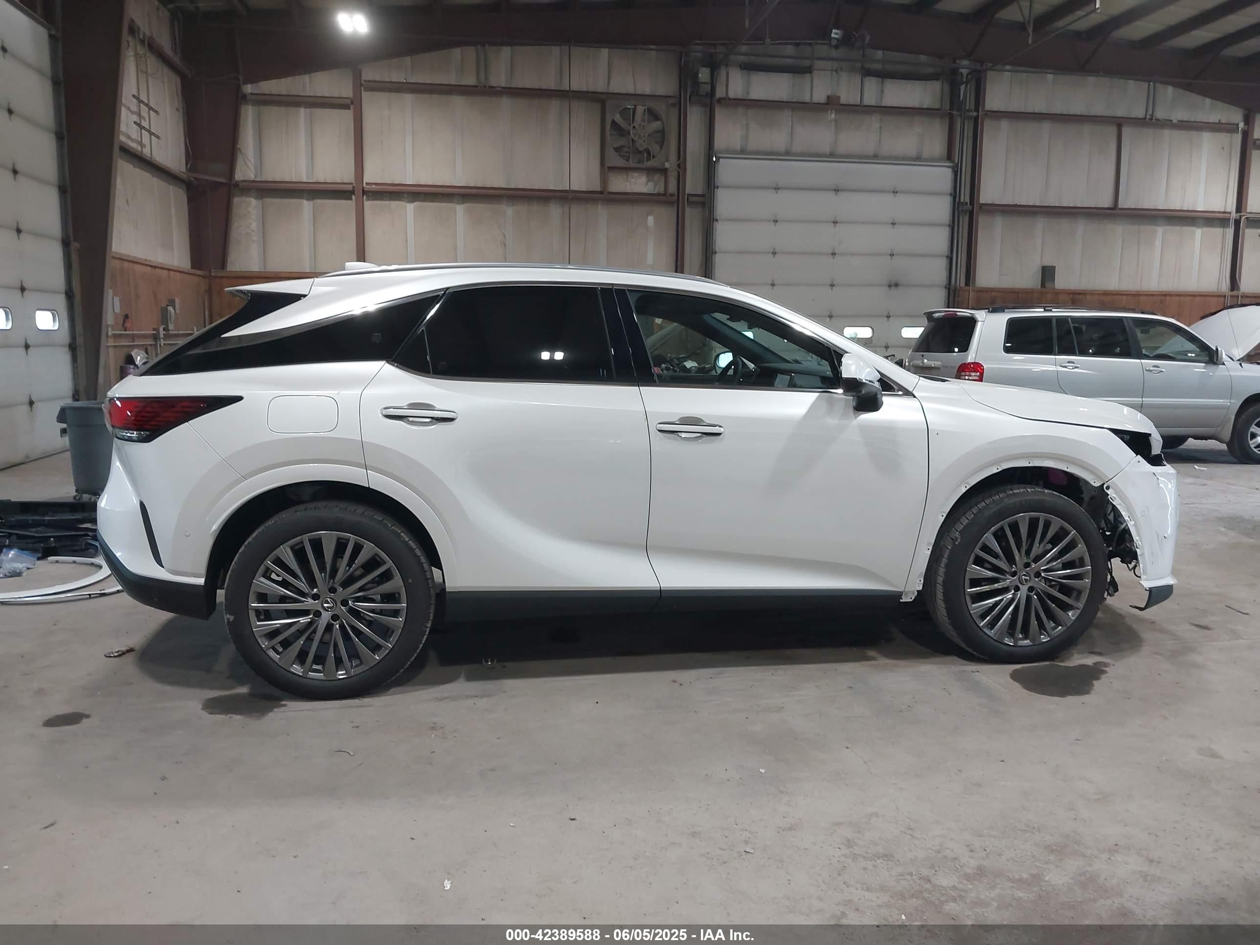 2025 Lexus Rx 450h+ Luxury White vin: JTJCJMGA6S2025585