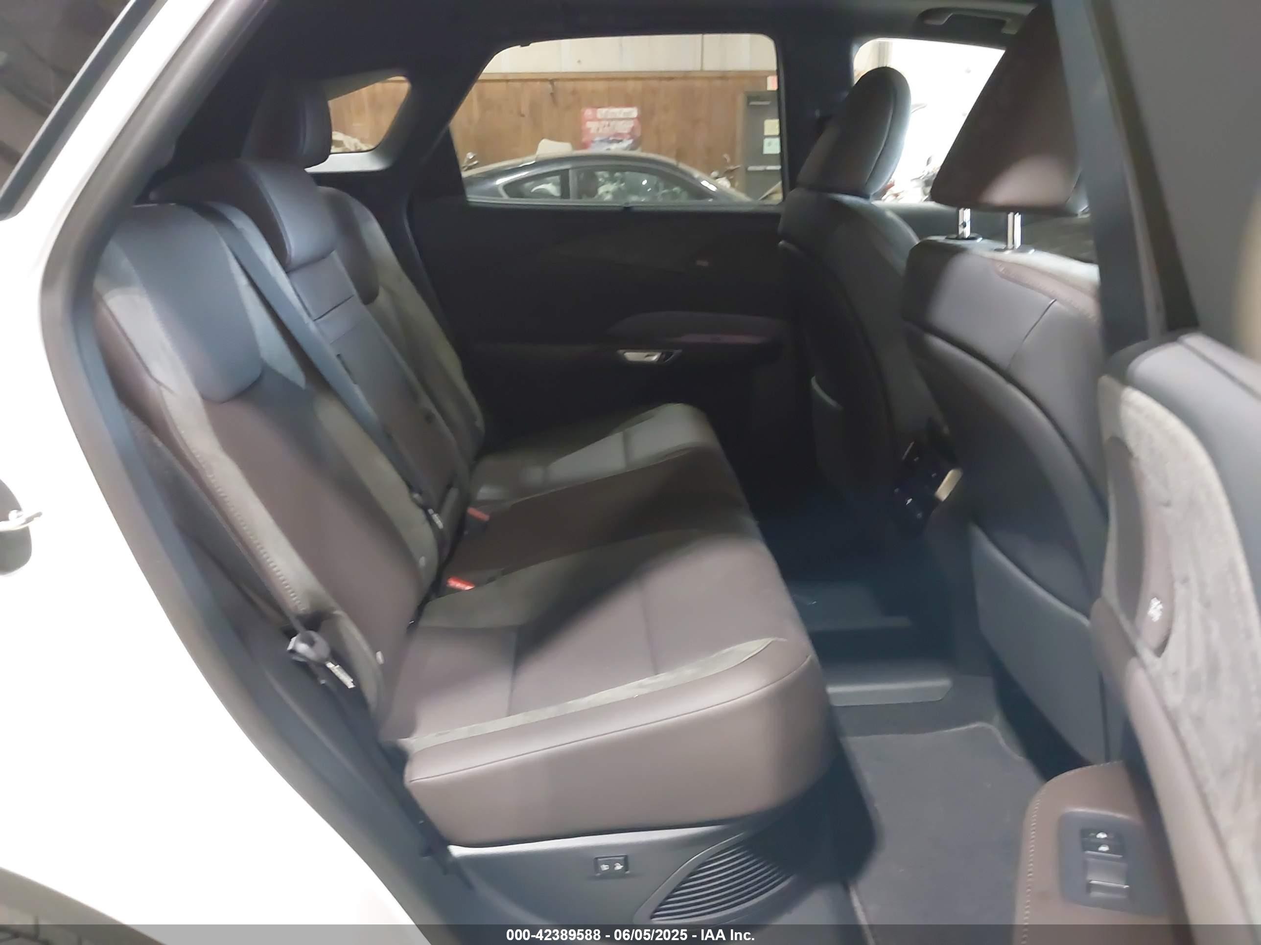 2025 Lexus Rx 450h+ Luxury White vin: JTJCJMGA6S2025585