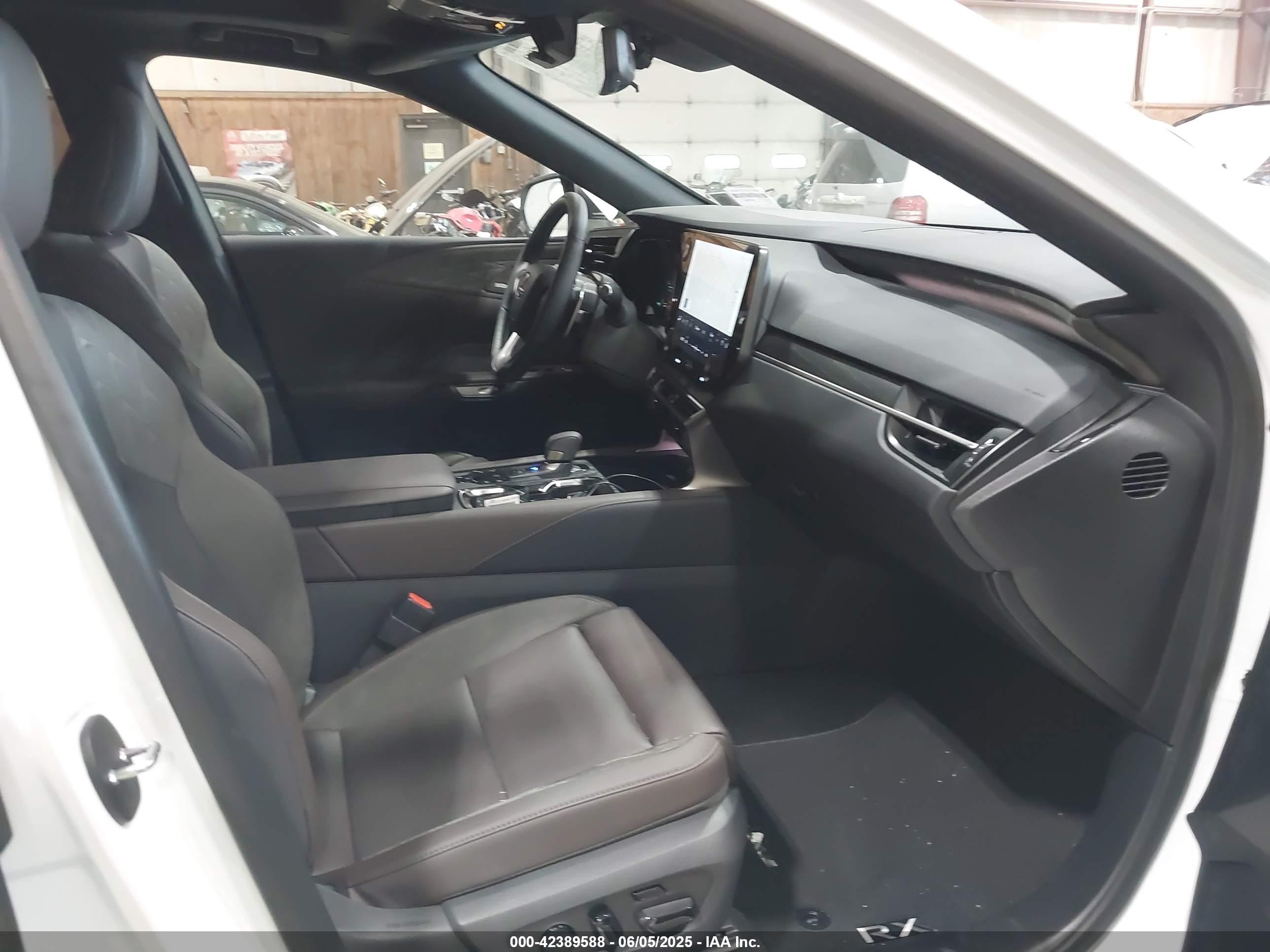 2025 Lexus Rx 450h+ Luxury White vin: JTJCJMGA6S2025585