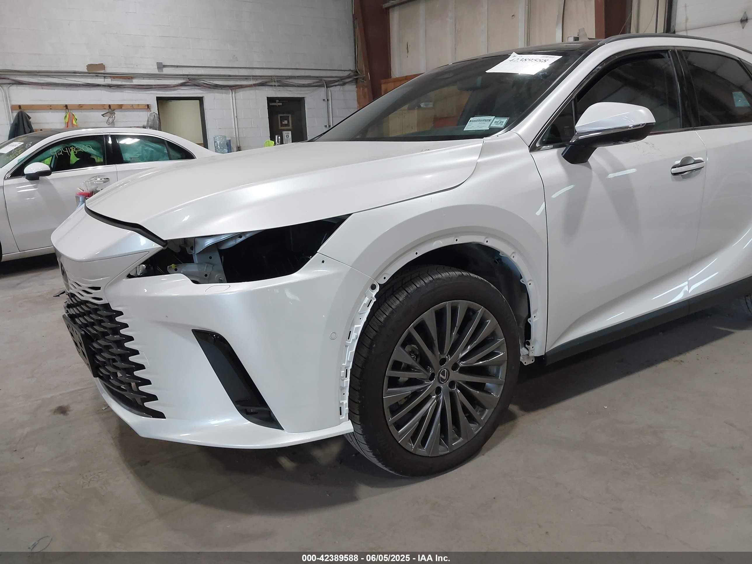 2025 Lexus Rx 450h+ Luxury White vin: JTJCJMGA6S2025585