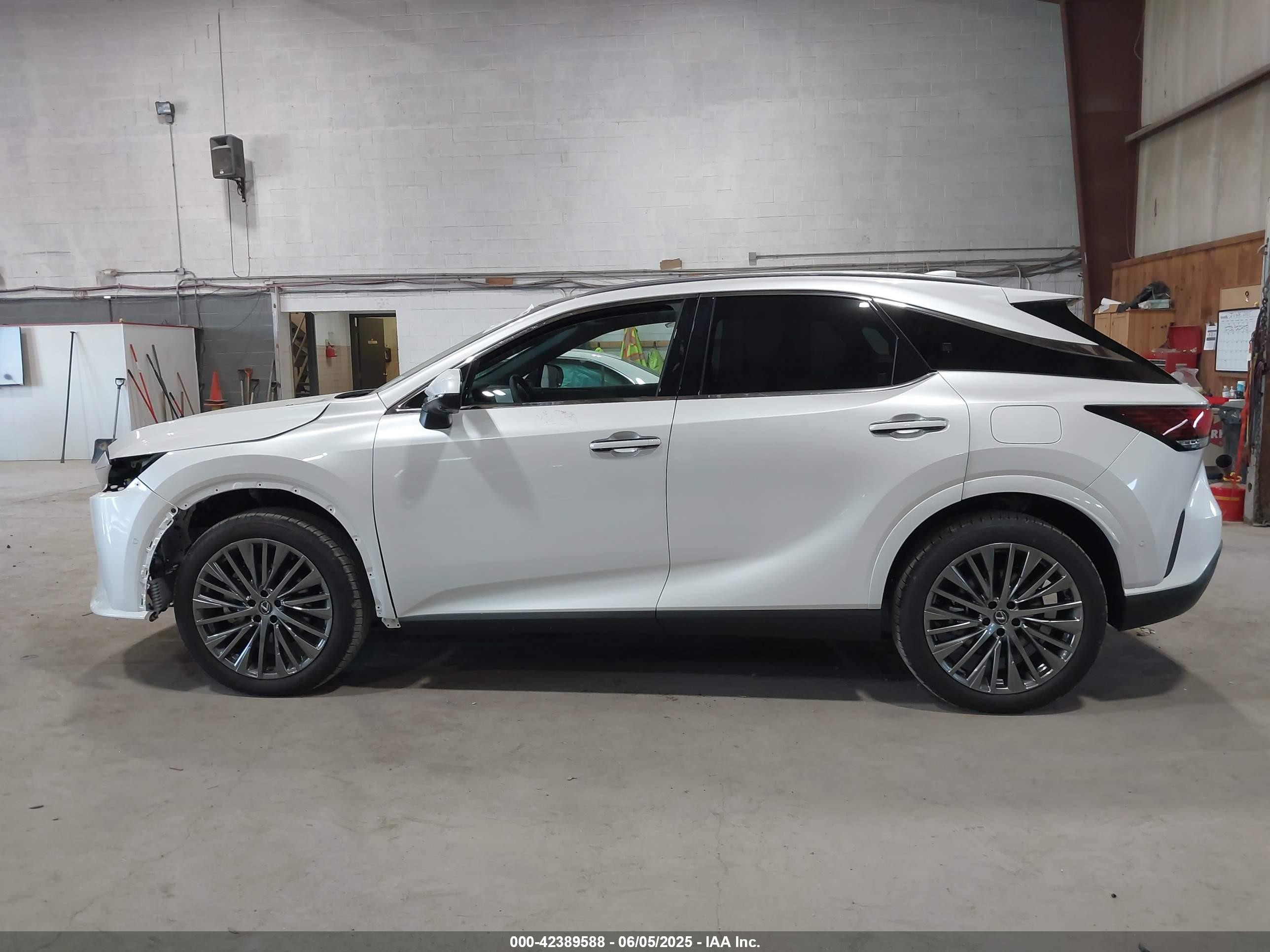 2025 Lexus Rx 450h+ Luxury White vin: JTJCJMGA6S2025585