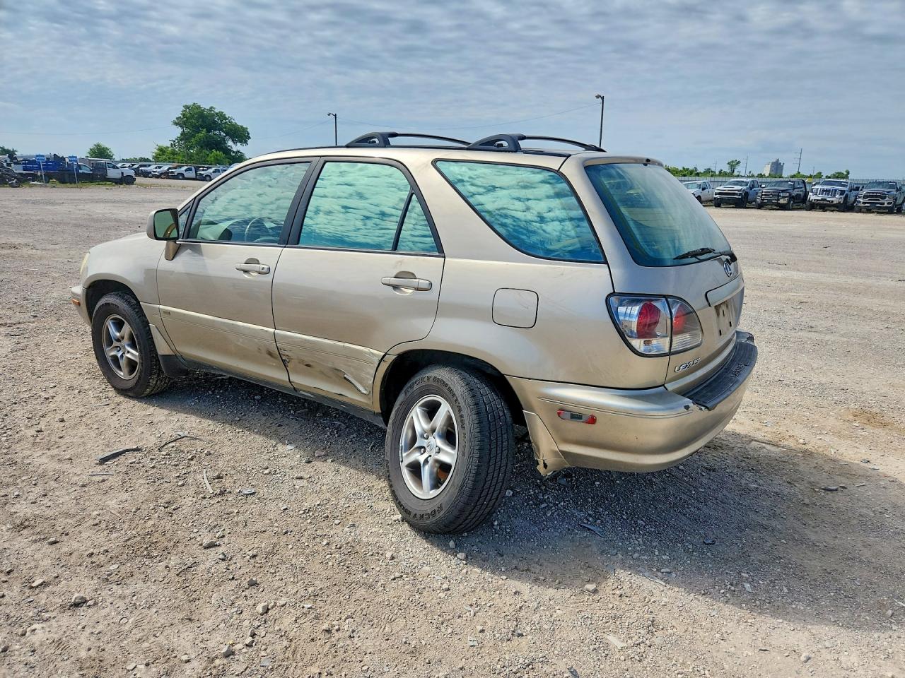 2002 Lexus 300 Gold vin: JTJGF10U520143953