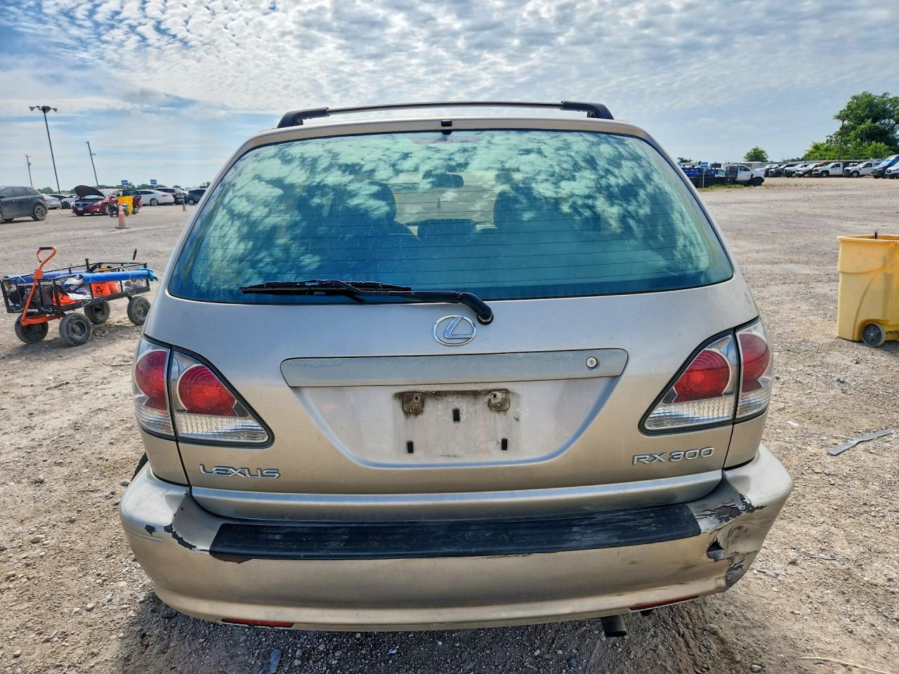 2002 Lexus 300 Gold vin: JTJGF10U520143953