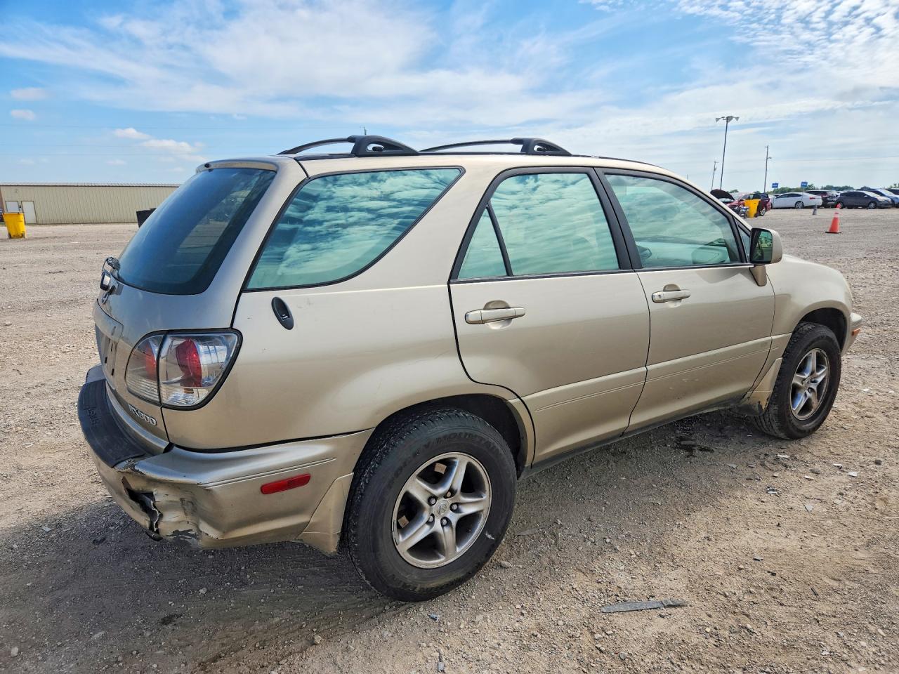 2002 Lexus 300 Gold vin: JTJGF10U520143953