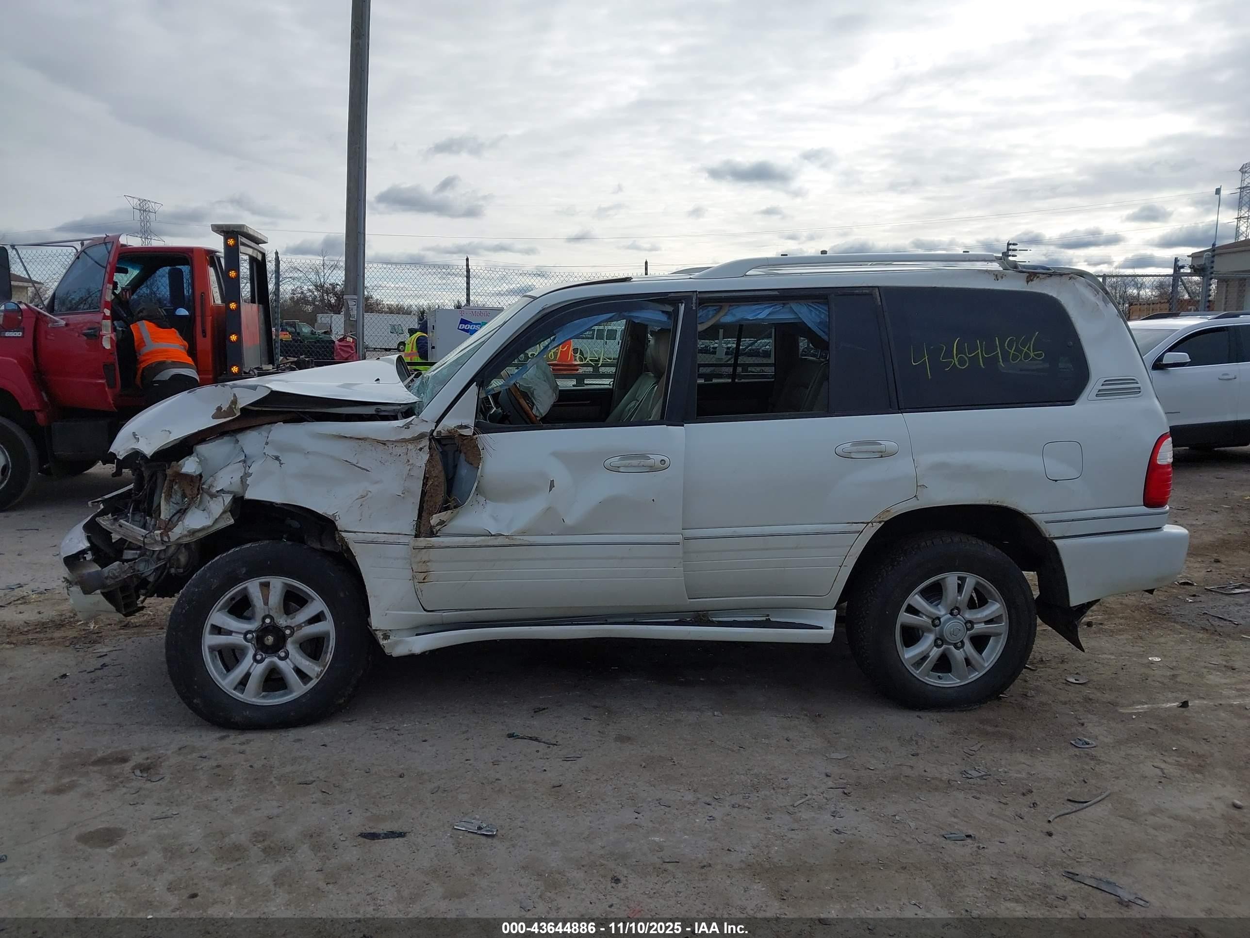 2005 Lexus Lx 470   White vin: JTJHT00W753550149